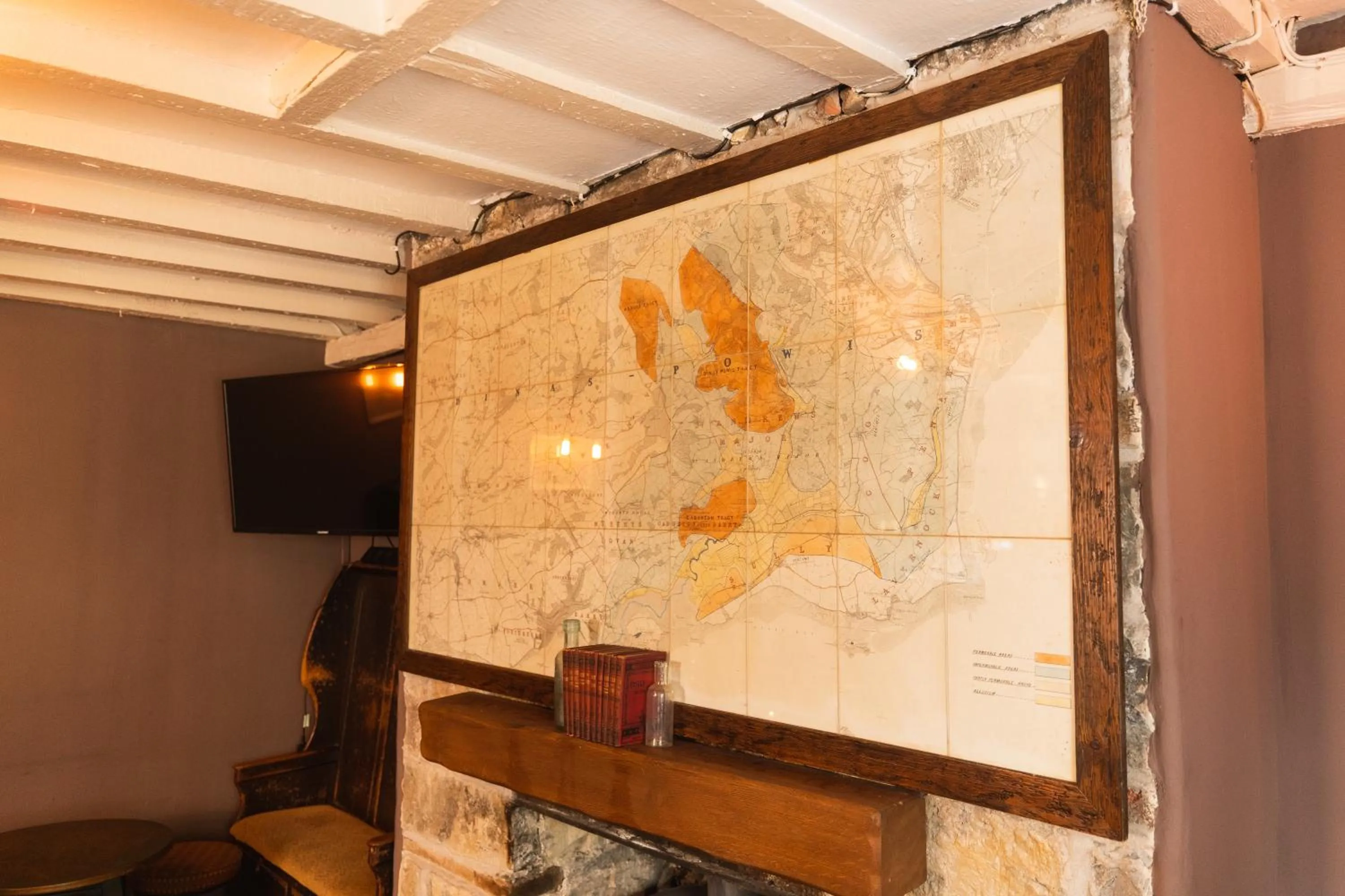 Lounge or bar in Fox And Hounds Llancarfan