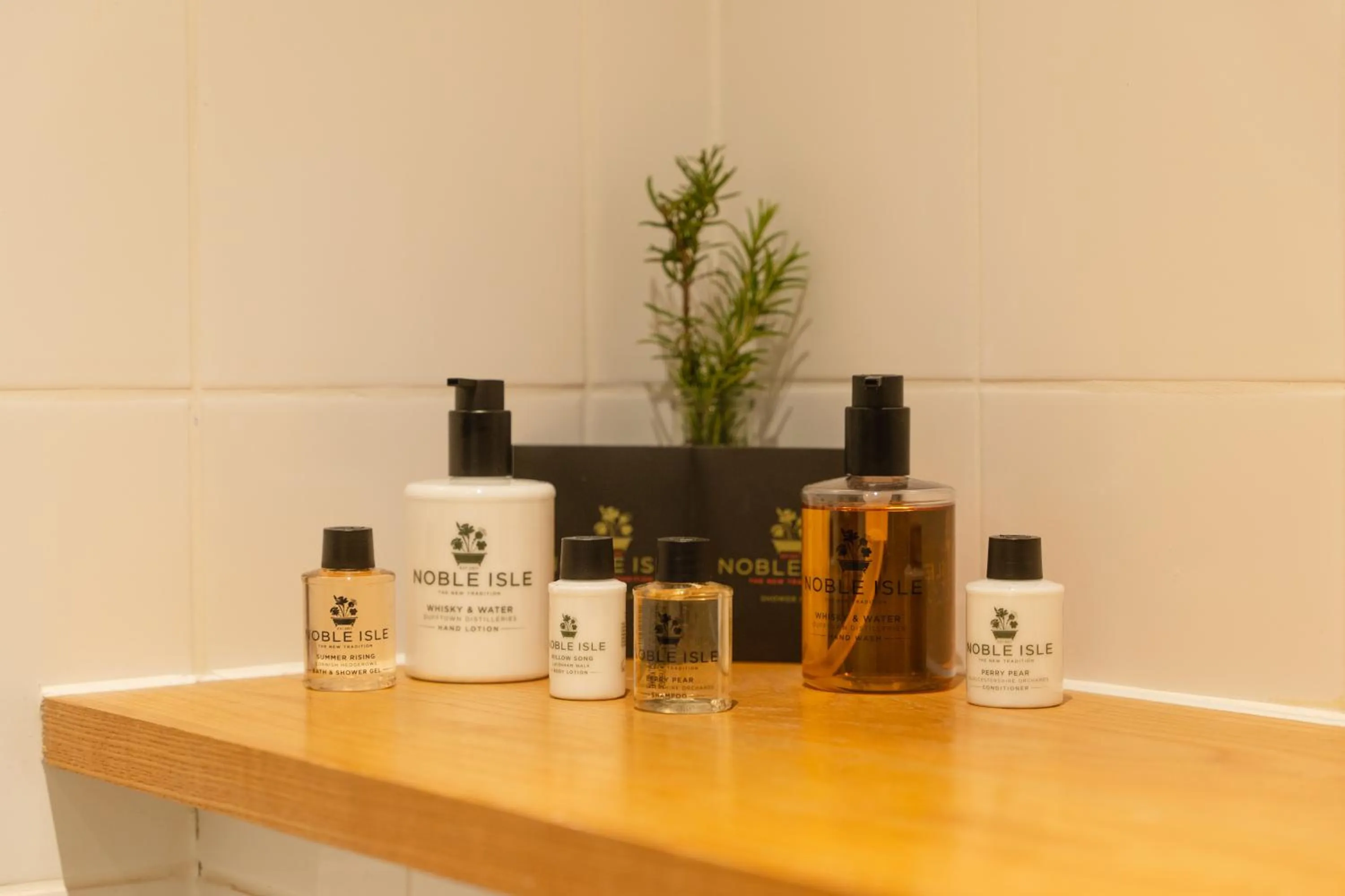 Bathroom in Fox And Hounds Llancarfan