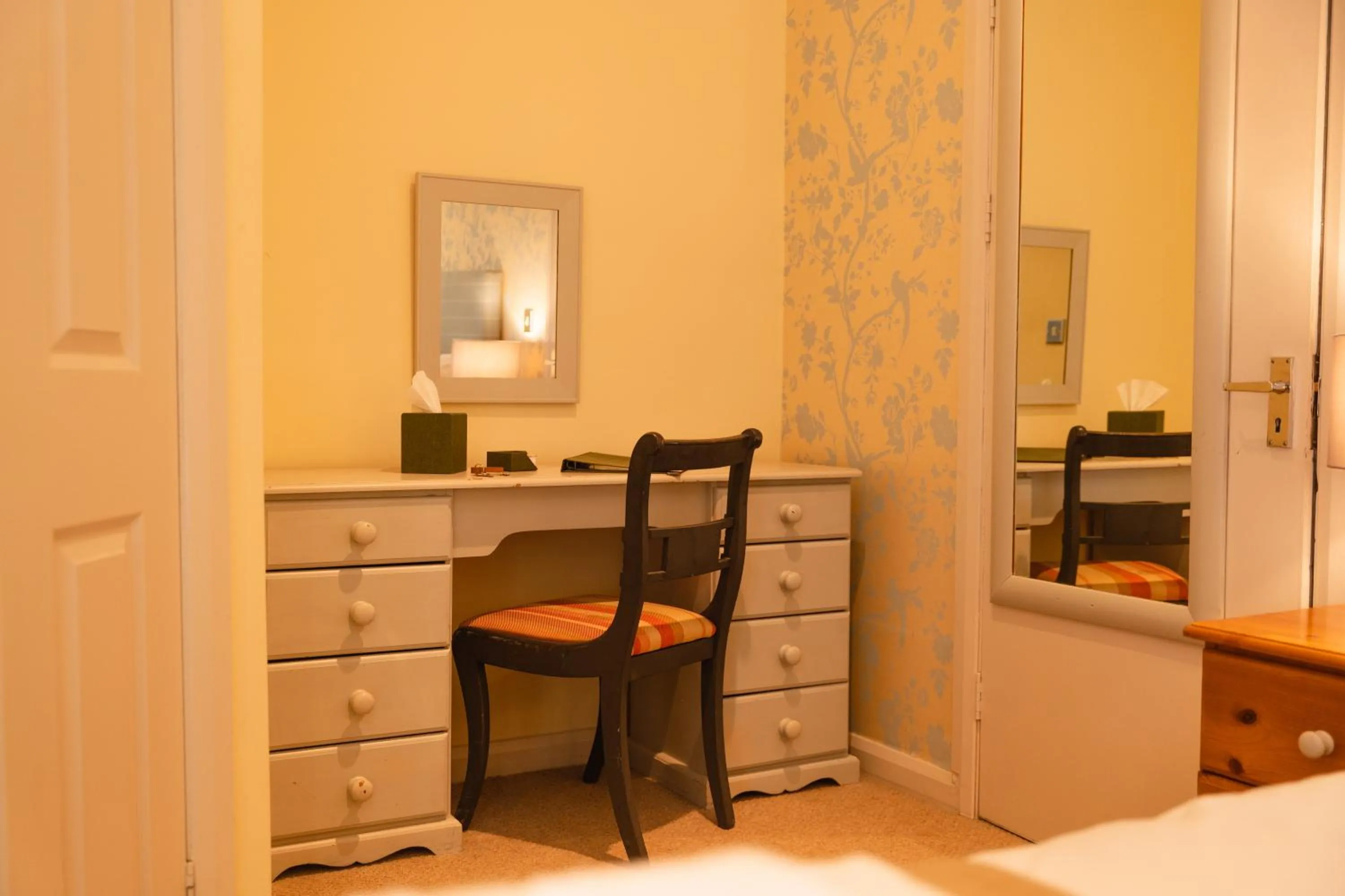 Bedroom, Bed in Fox And Hounds Llancarfan