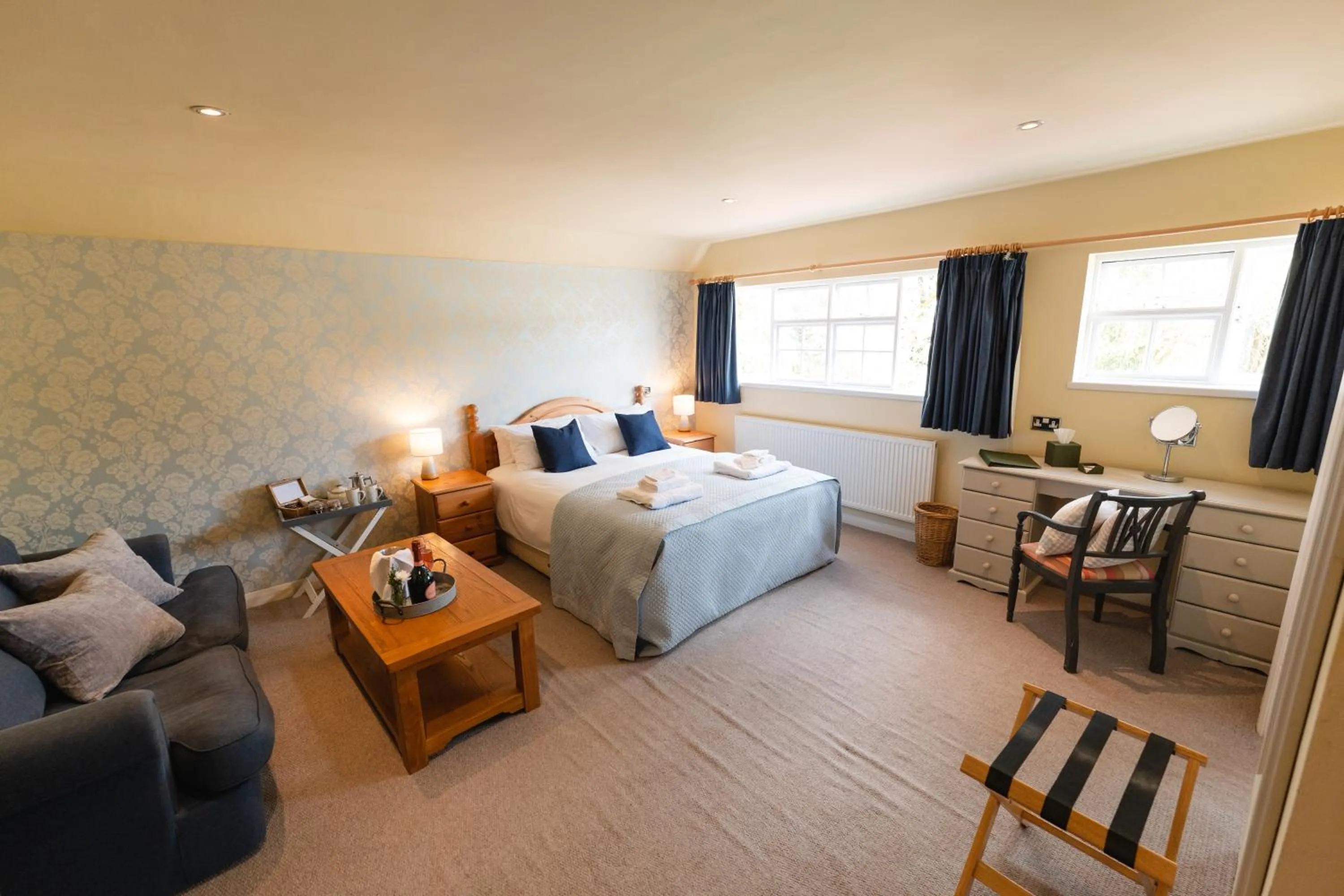 Photo of the whole room, Bed in Fox And Hounds Llancarfan