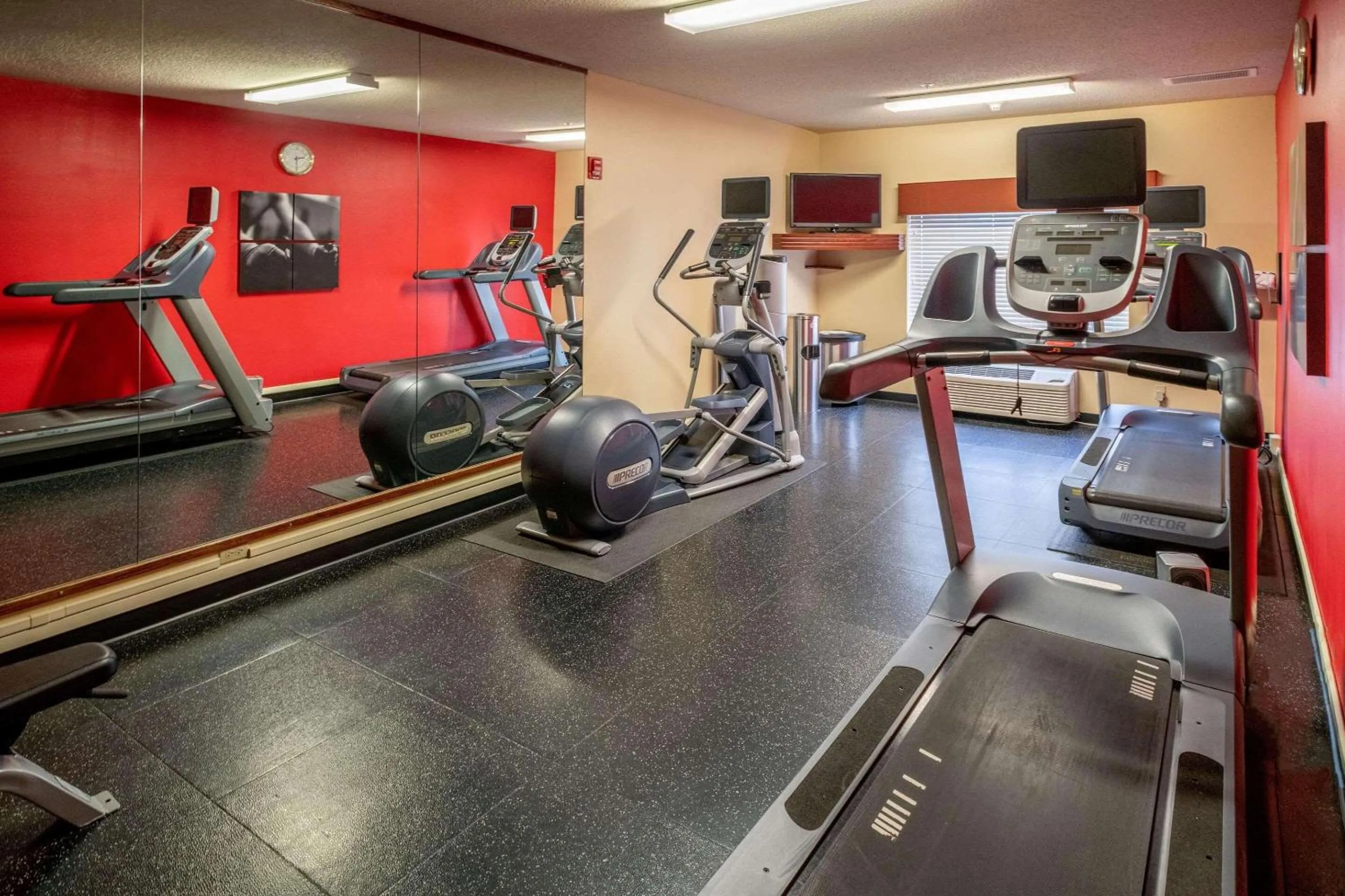 Fitness centre/facilities in Country Inn & Suites By Radisson, Charleston South, WV
