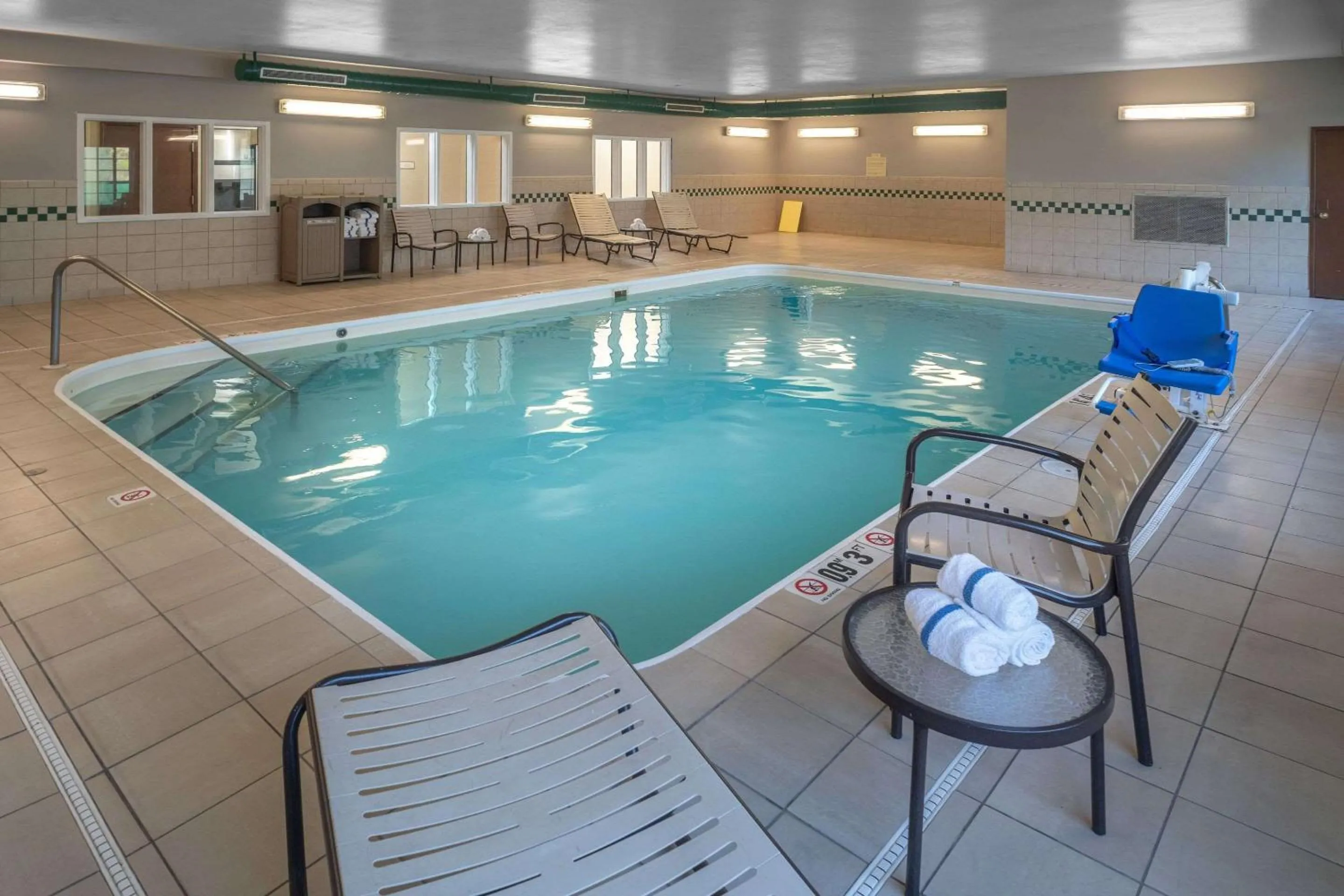 Swimming pool in Country Inn & Suites By Radisson, Charleston South, WV