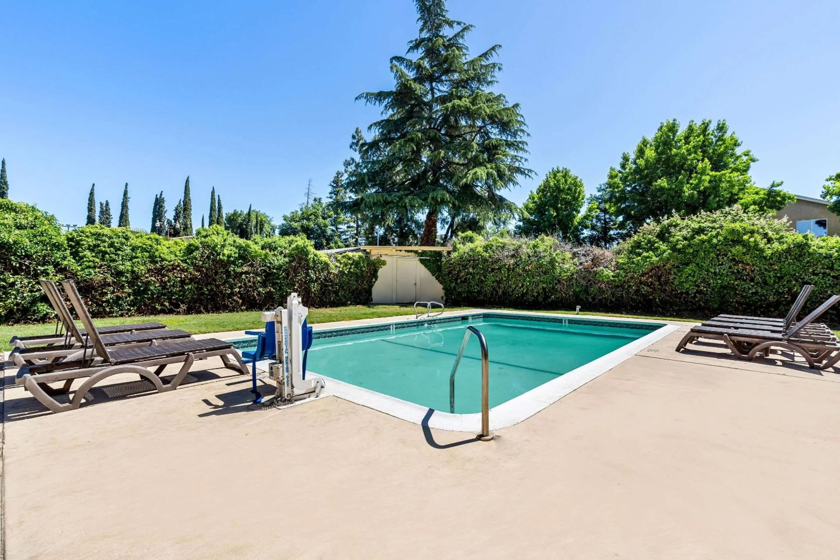 Swimming pool in Comfort Inn Modesto