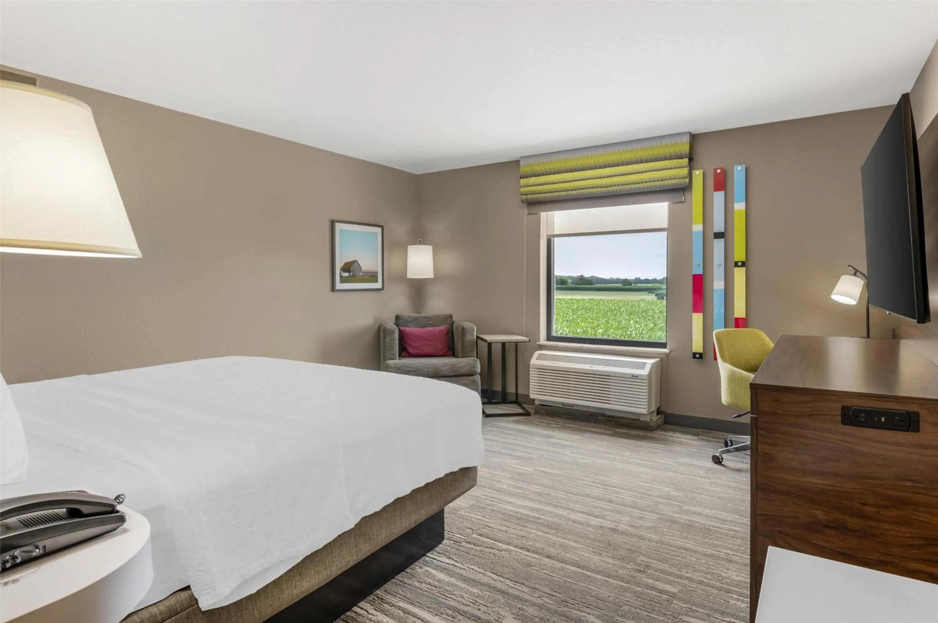Bed in Hampton Inn & Suites Crawfordsville
