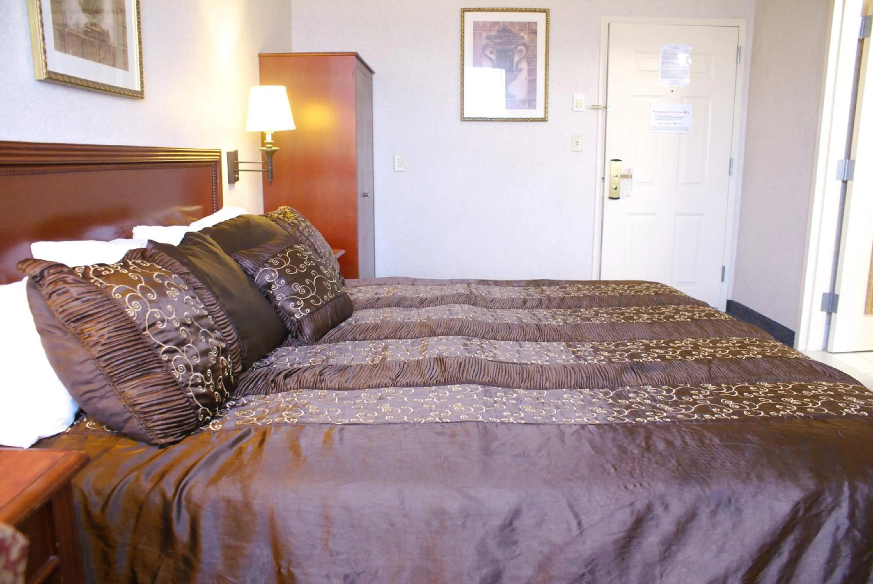 Bed in Raritan Hotel