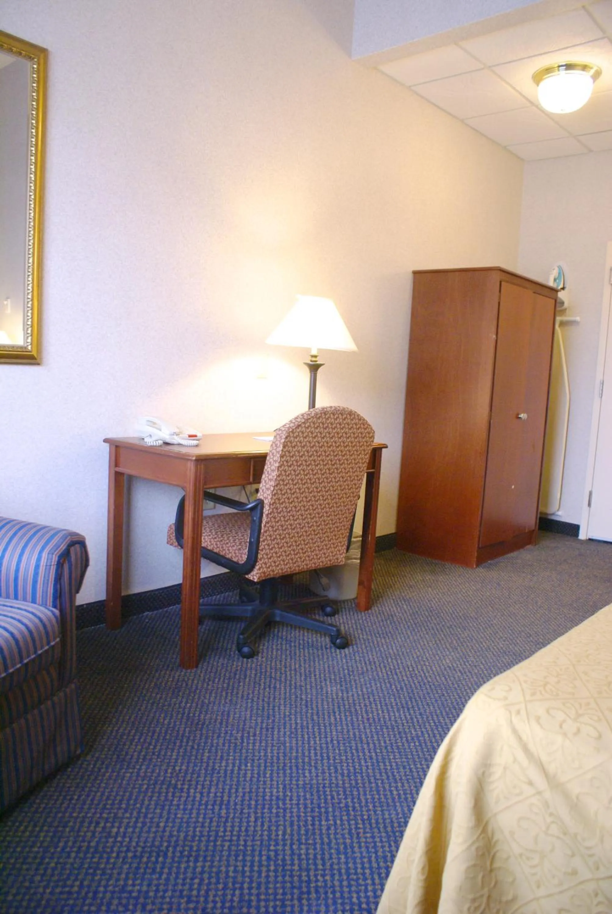 Seating area, Bed in Raritan Hotel