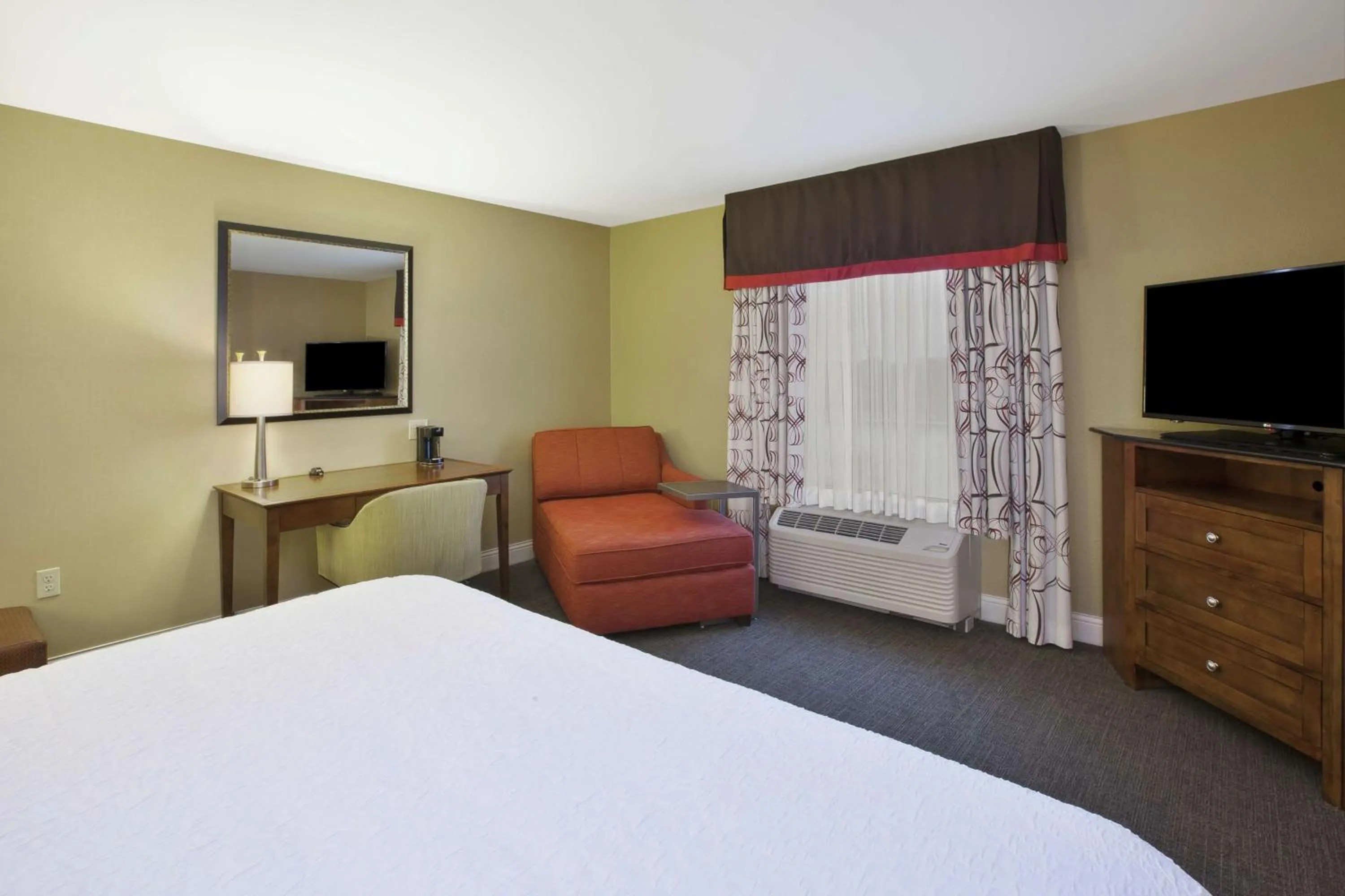 Bed in Hampton Inn & Suites Wichita-Northeast