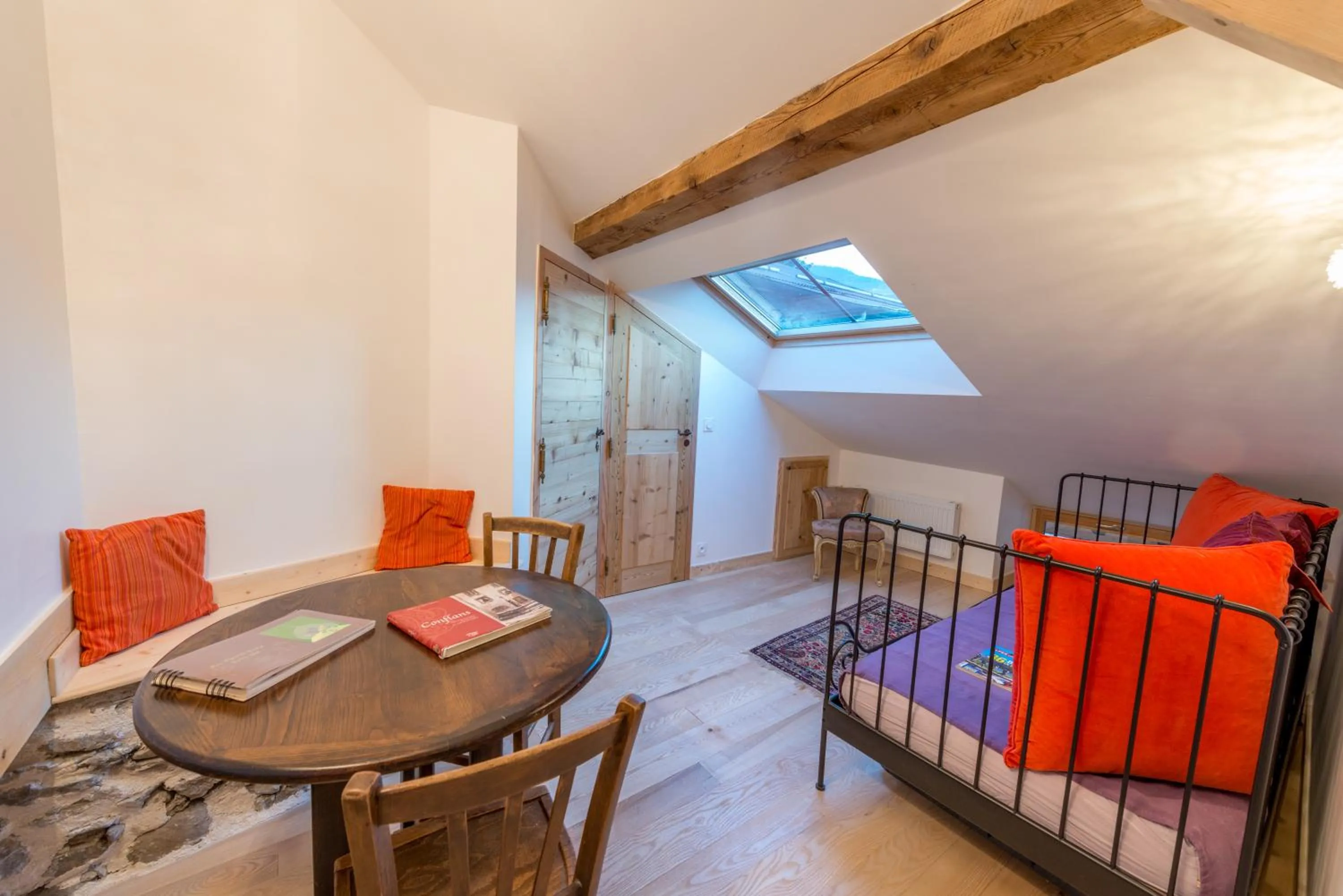 Photo of the whole room, Bed in Au Cheval Blanc - appartements et chambres d'hôtes