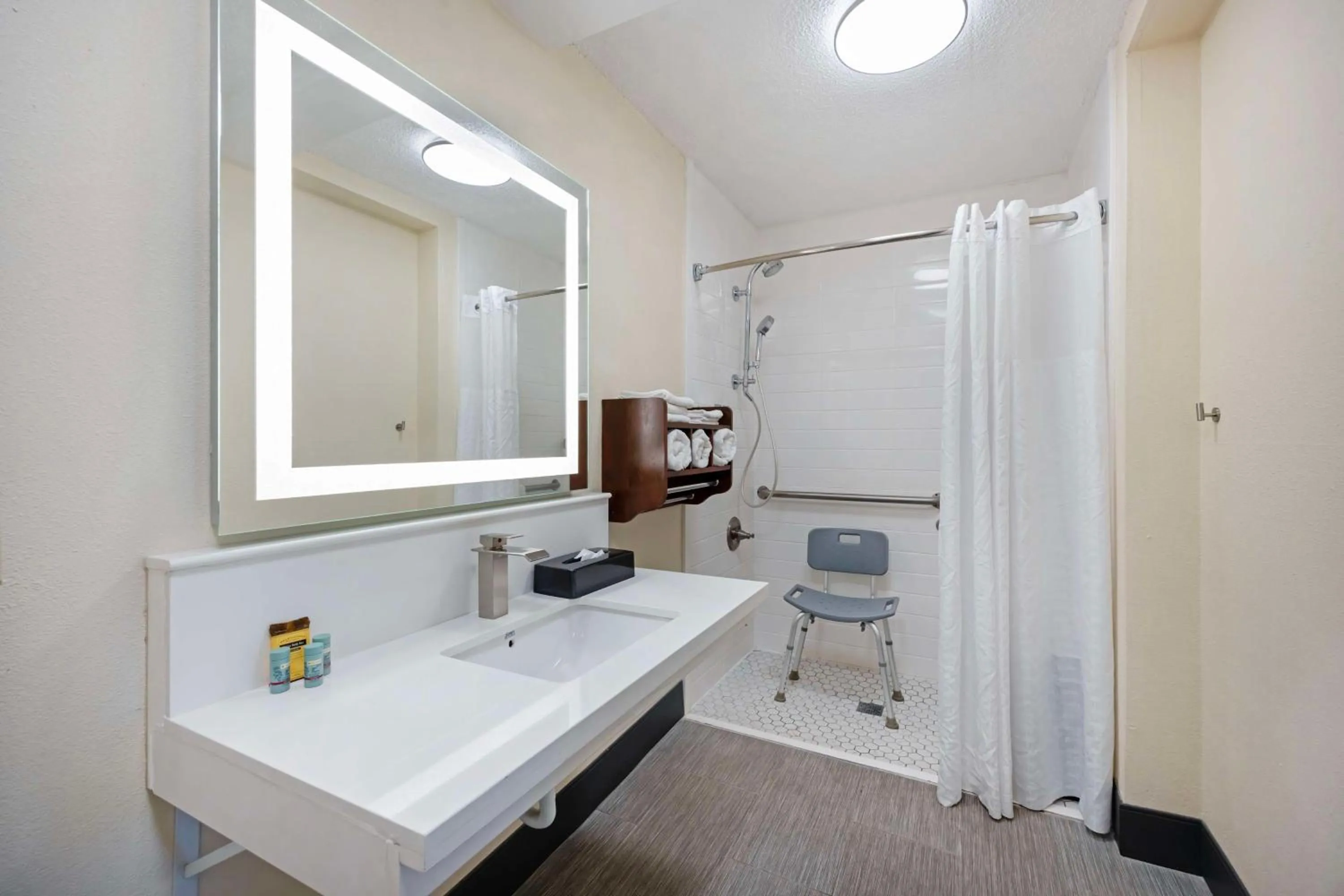 Bathroom in Best Western Franklin