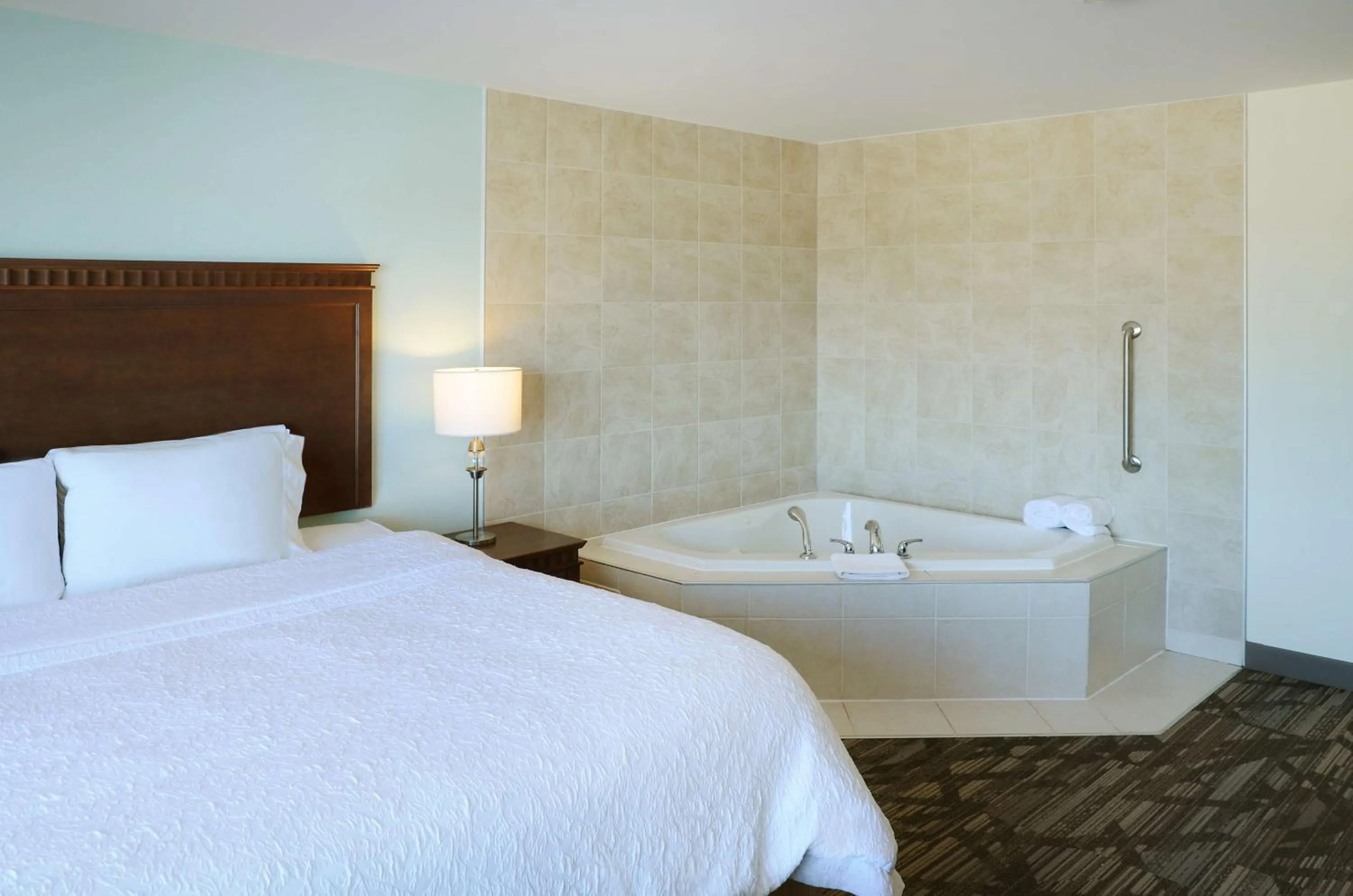 Bed in Hampton Inn & Suites Saint John