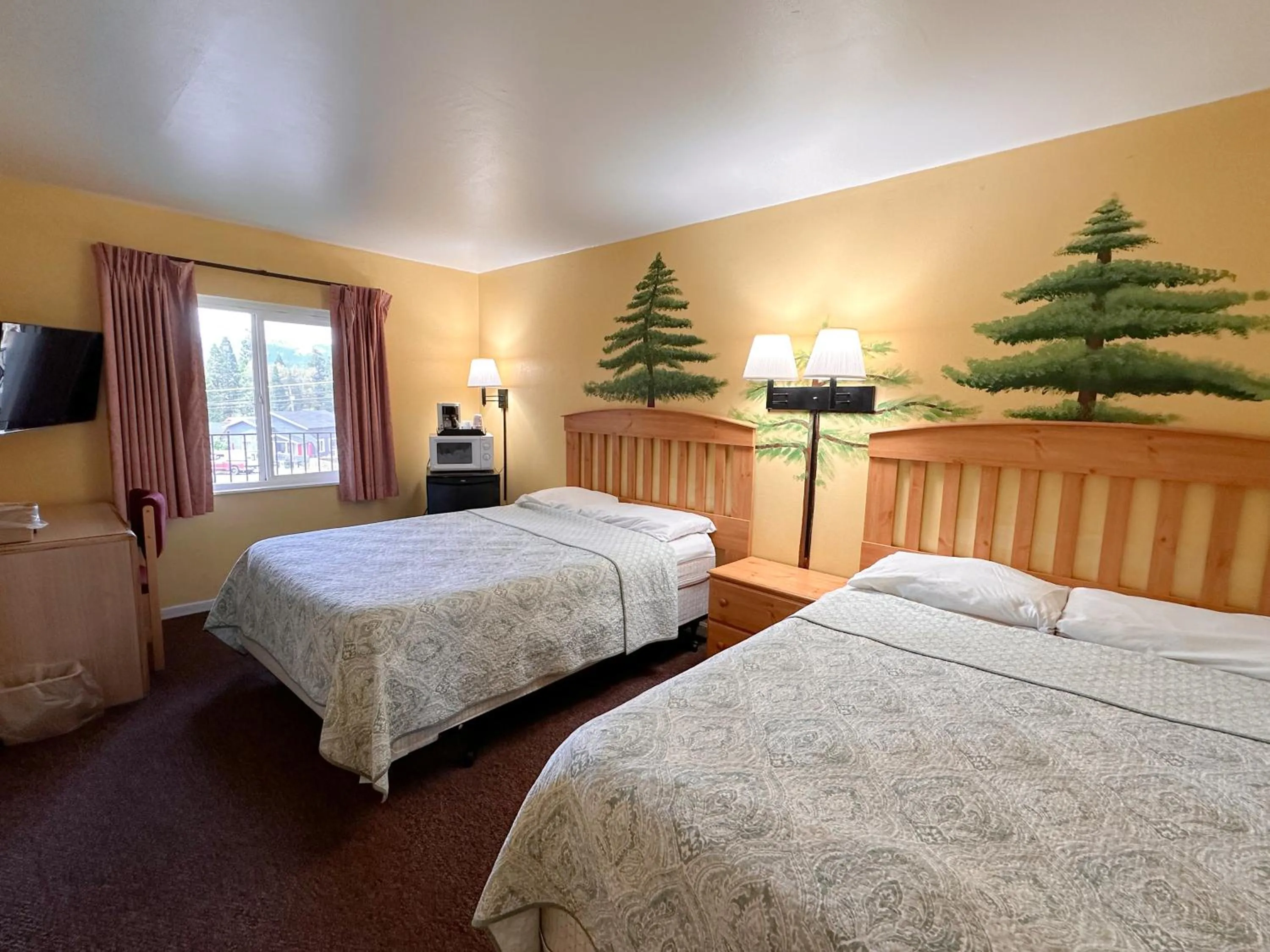 Bed in The Cottage Inn at Mount Shasta