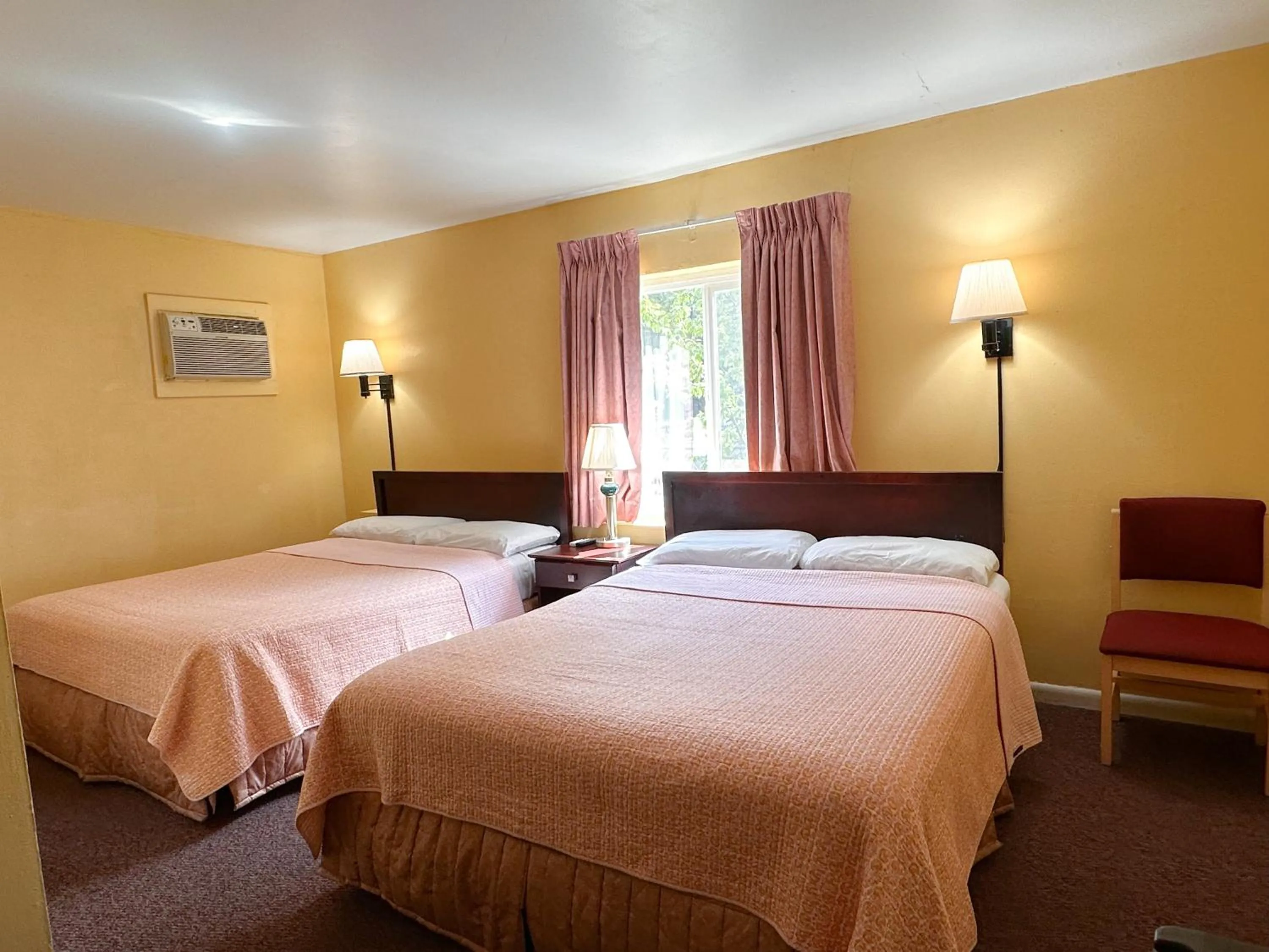 Bed in The Cottage Inn at Mount Shasta