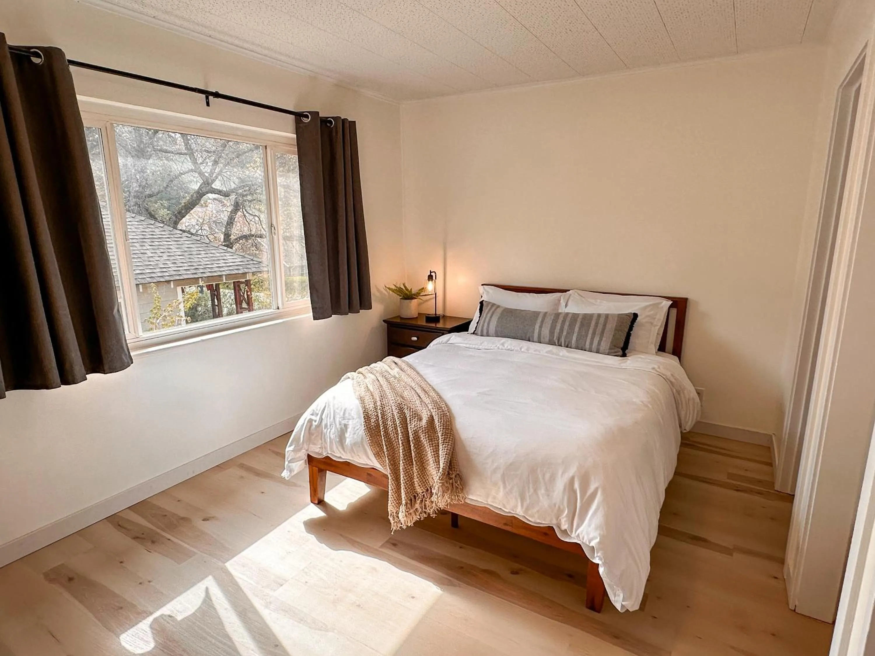 Bed in The Cottage Inn at Mount Shasta