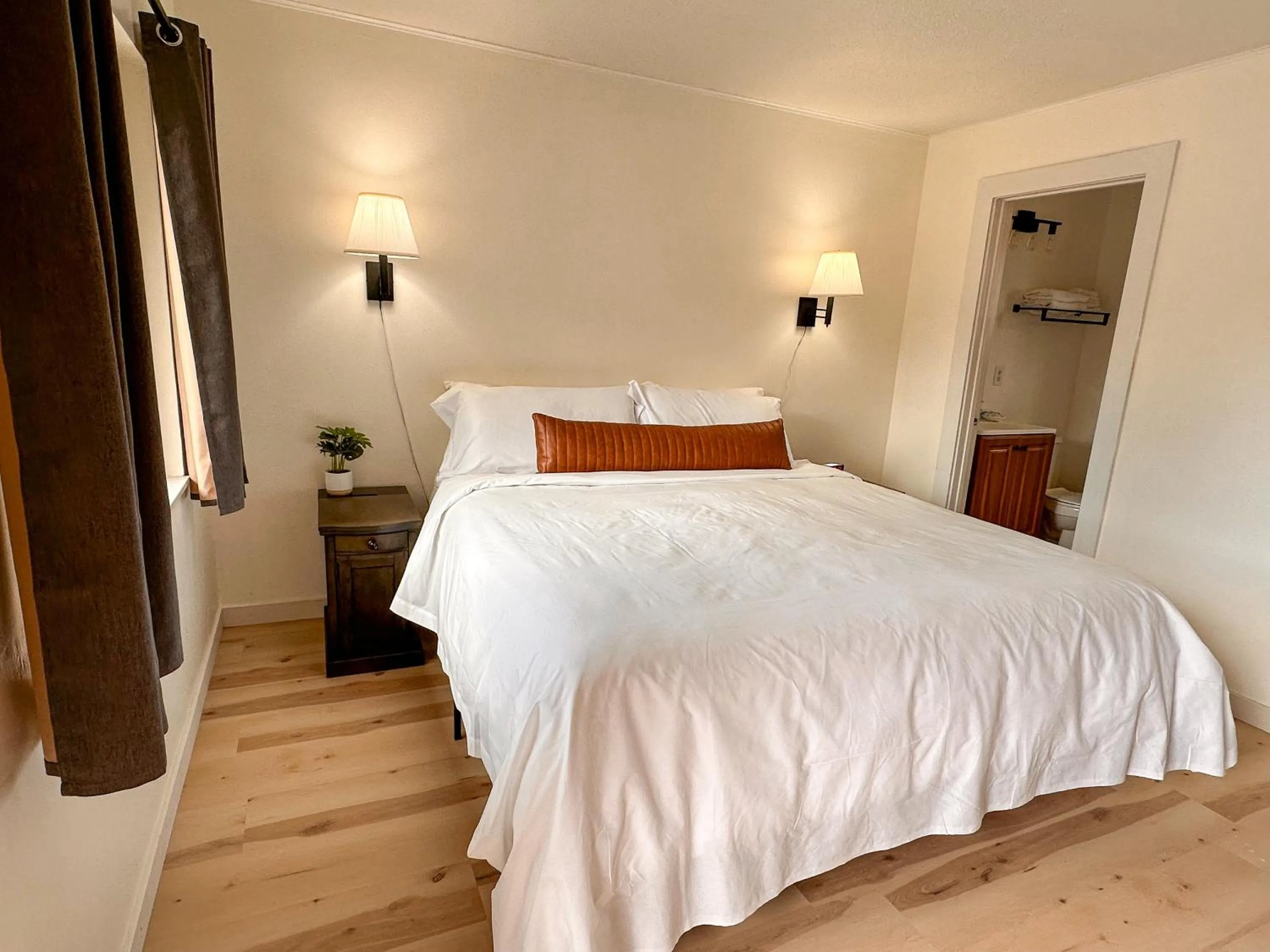 Bed in The Cottage Inn at Mount Shasta