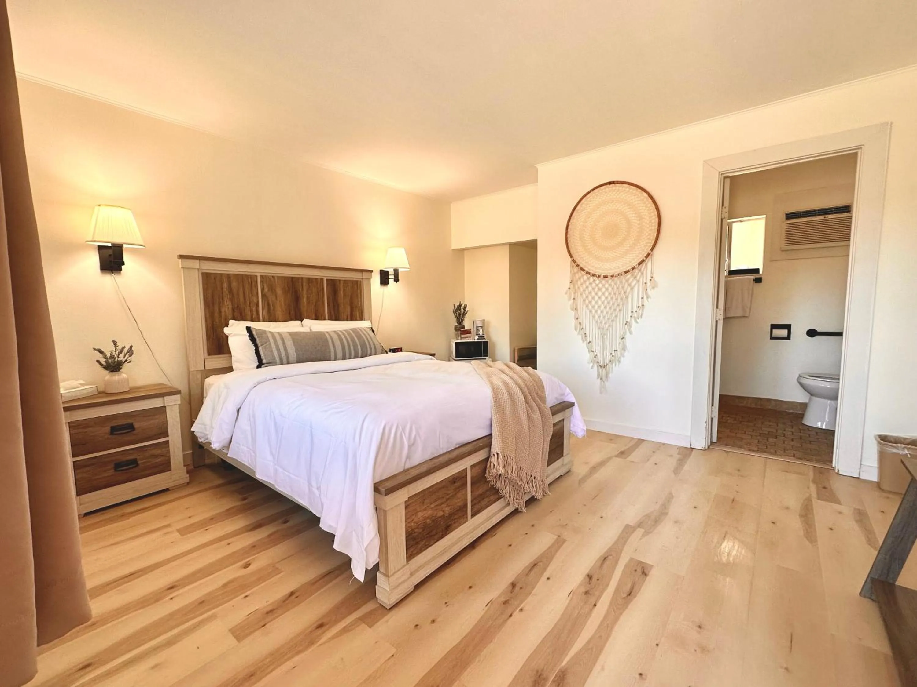 Bed in The Cottage Inn at Mount Shasta