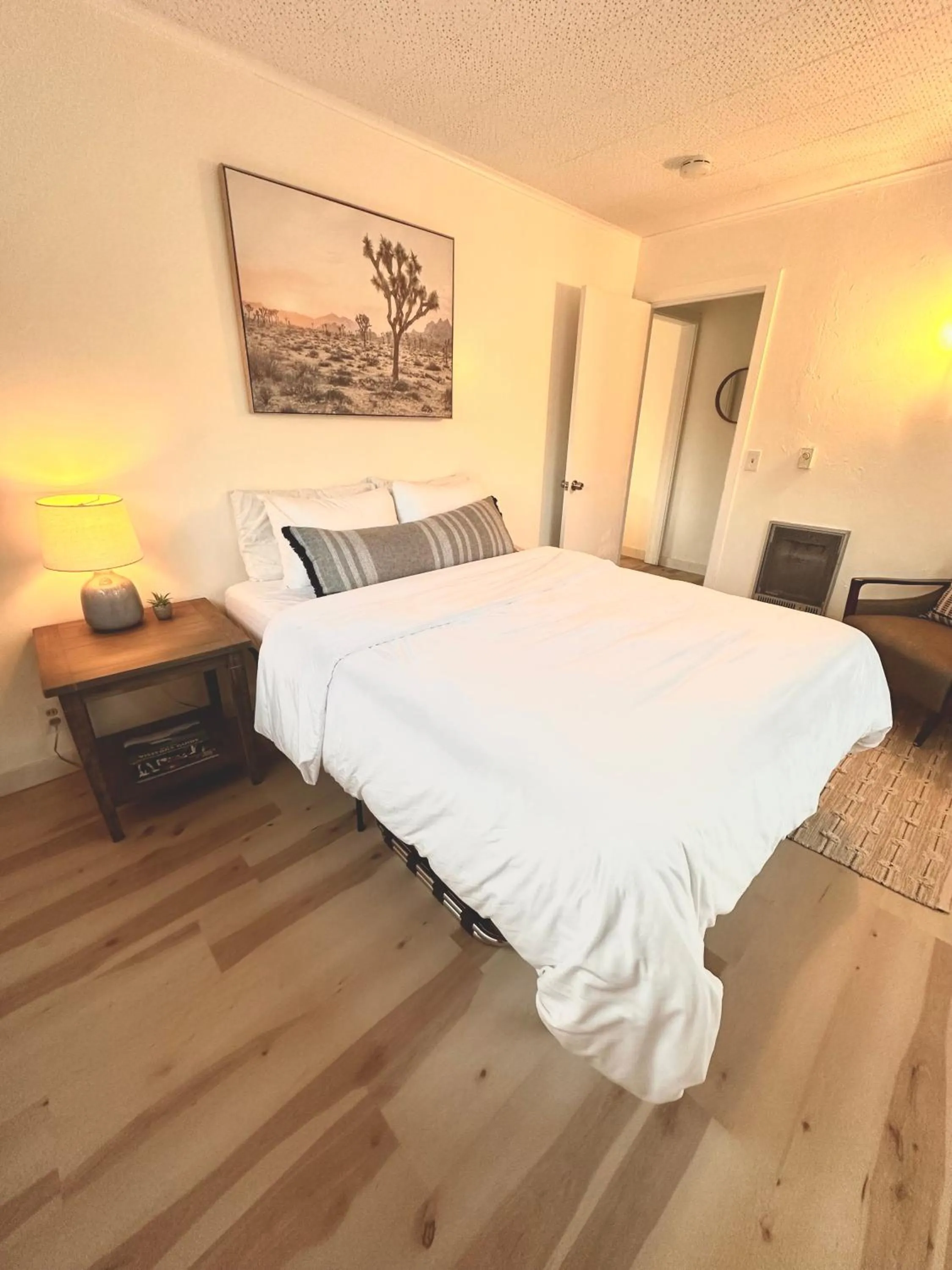 Bed in The Cottage Inn at Mount Shasta