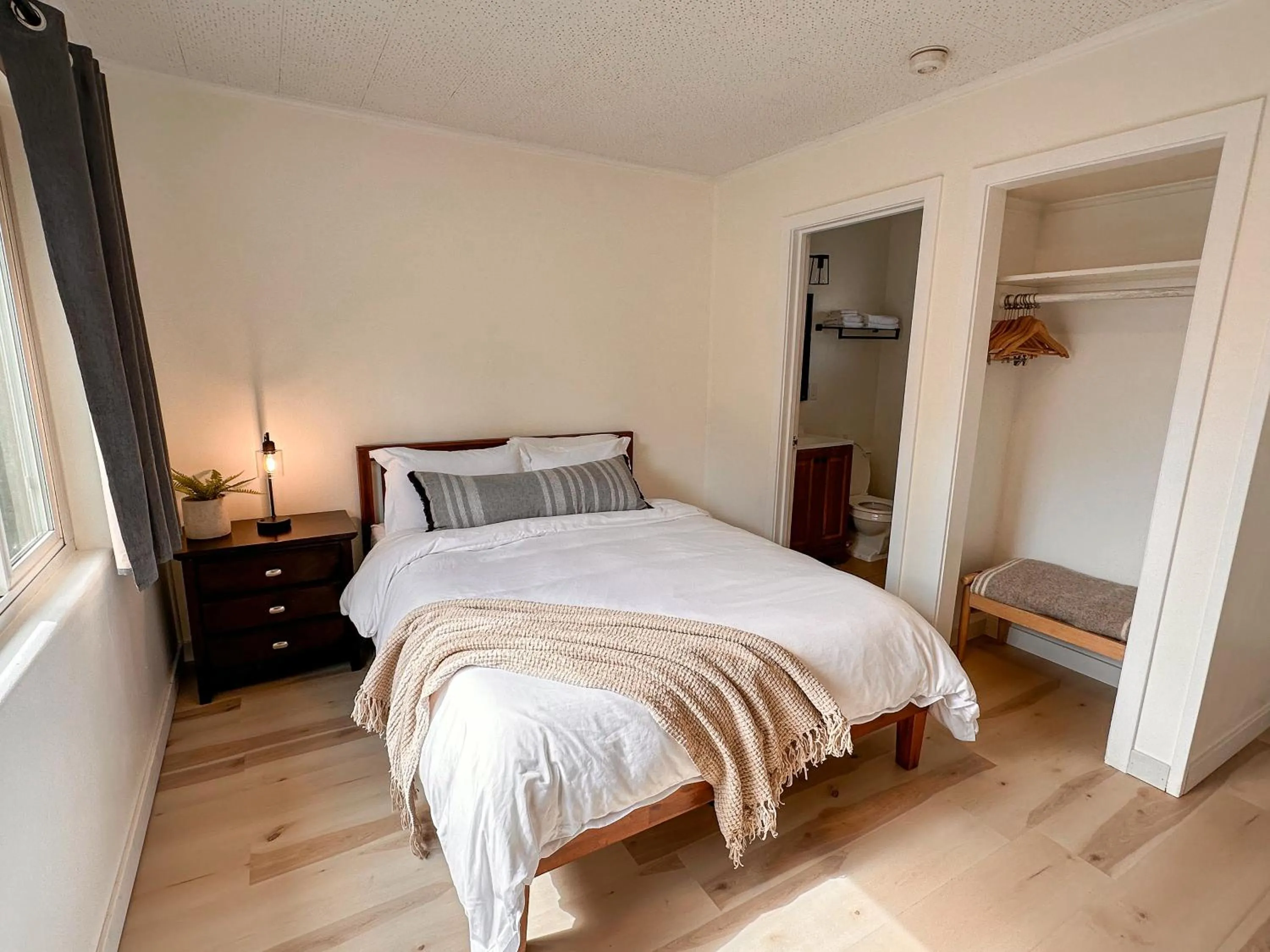 Bed in The Cottage Inn at Mount Shasta