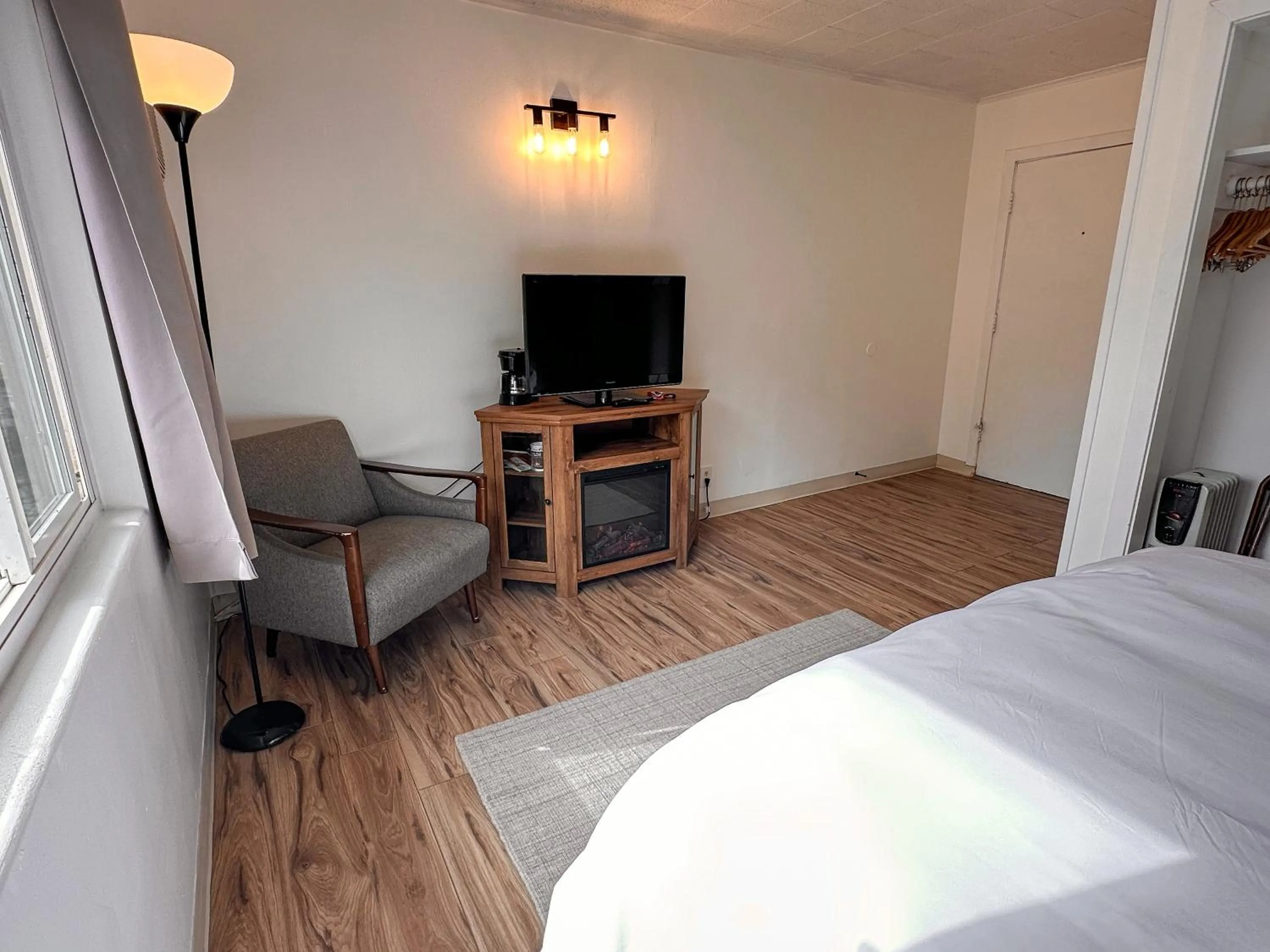 Bed in The Cottage Inn at Mount Shasta