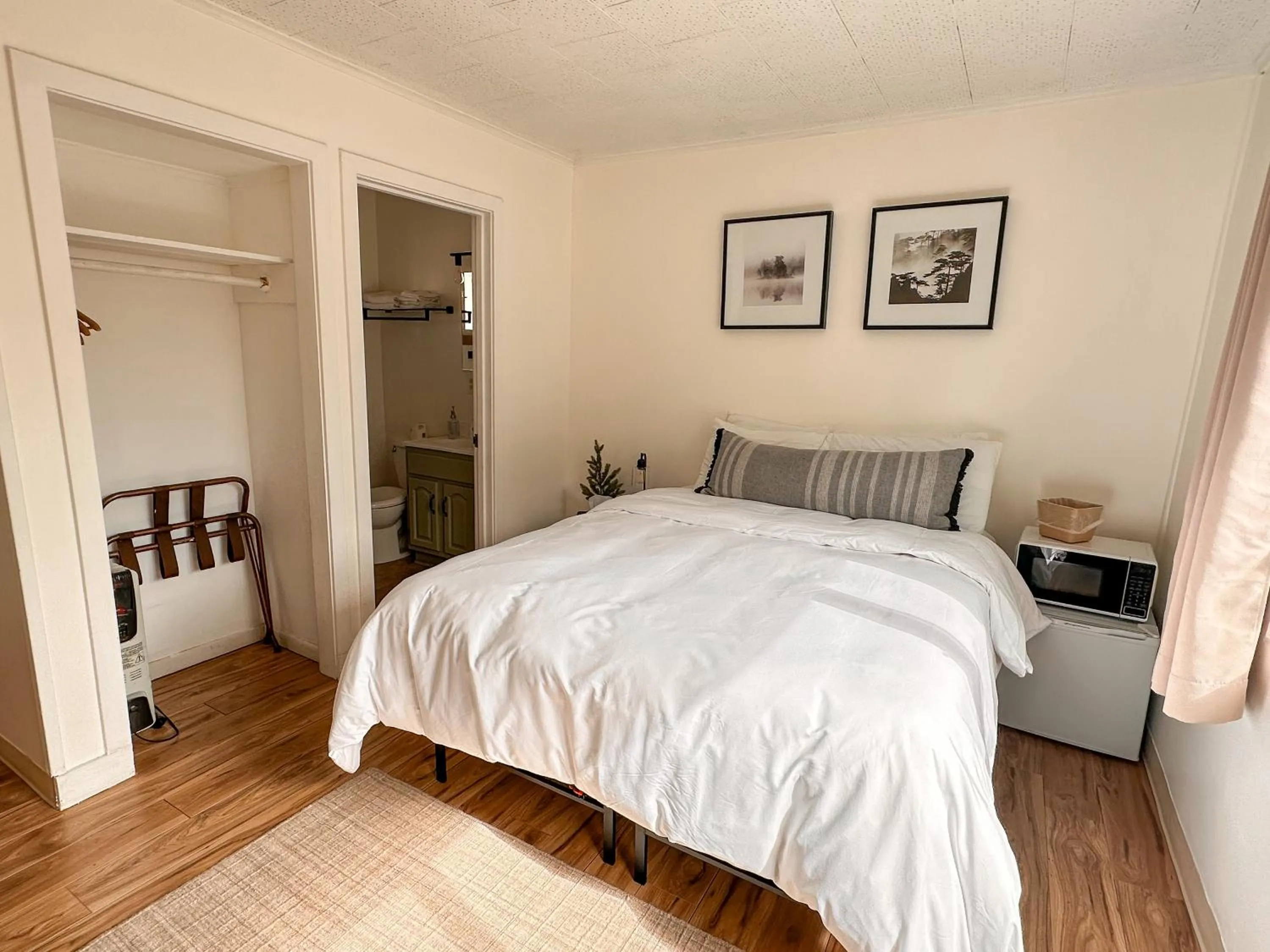 Bed in The Cottage Inn at Mount Shasta