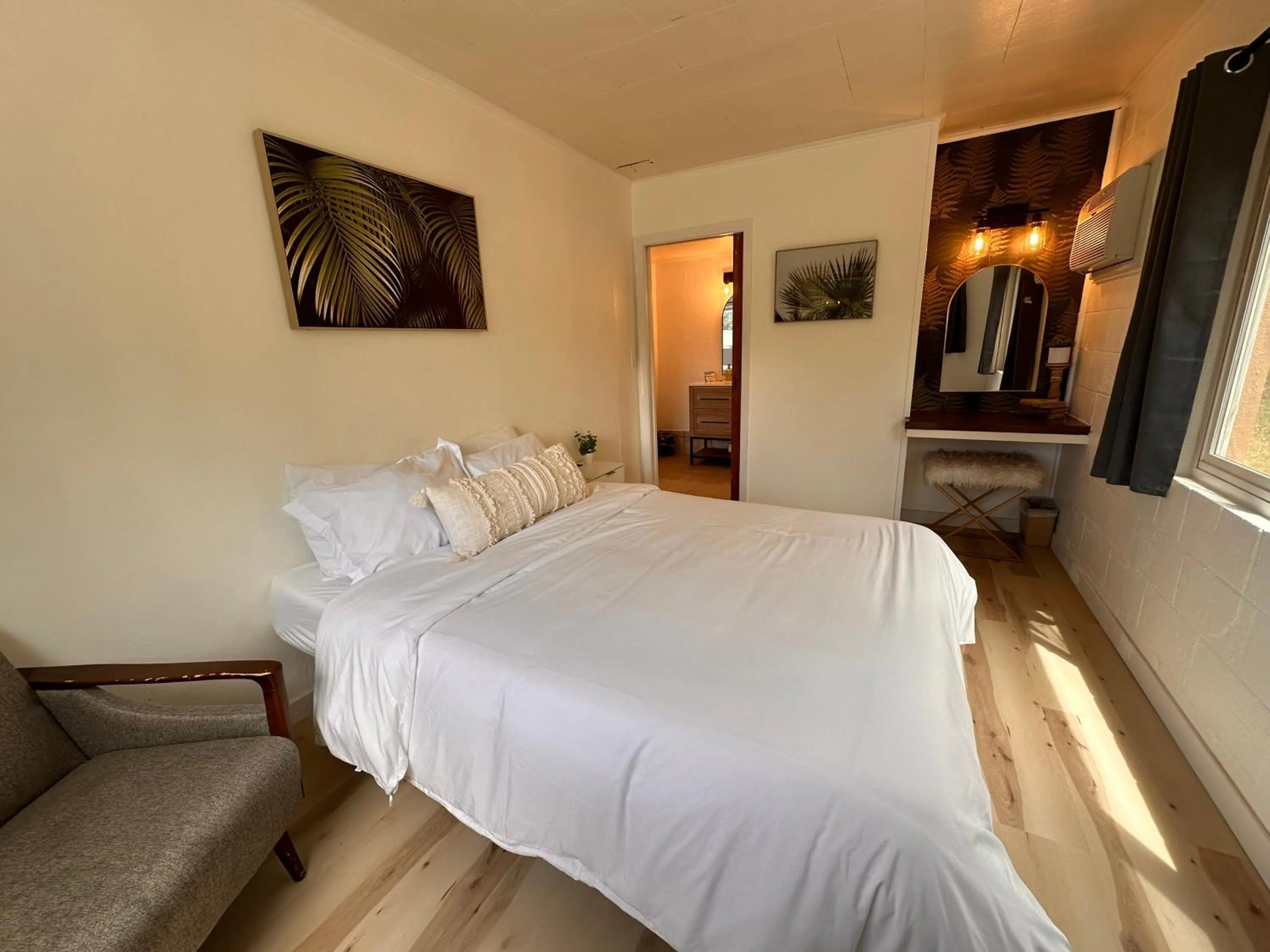 Bed in The Cottage Inn at Mount Shasta