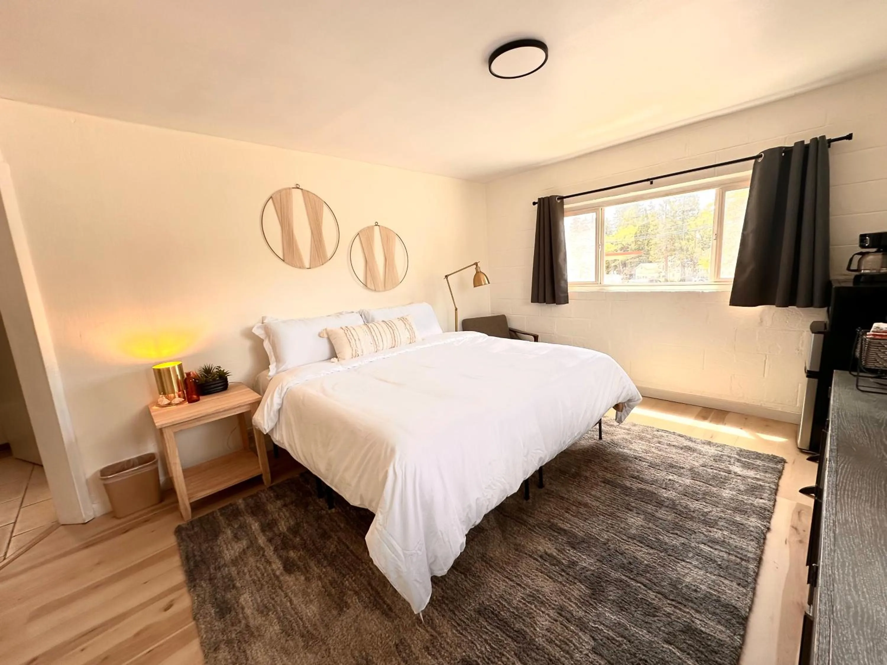 Bed in The Cottage Inn at Mount Shasta