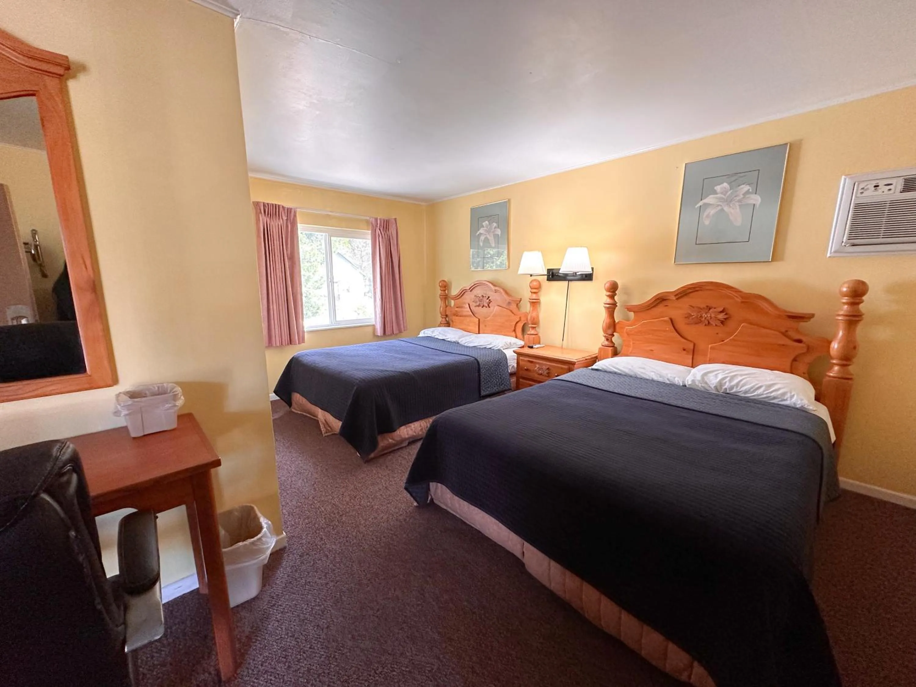 Bed in The Cottage Inn at Mount Shasta