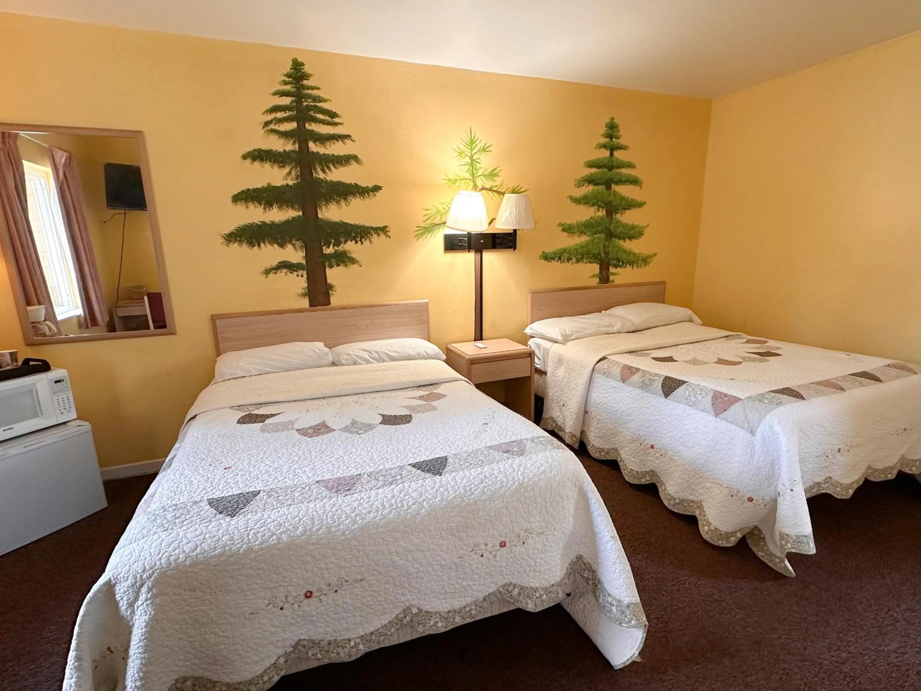 Bed in The Cottage Inn at Mount Shasta