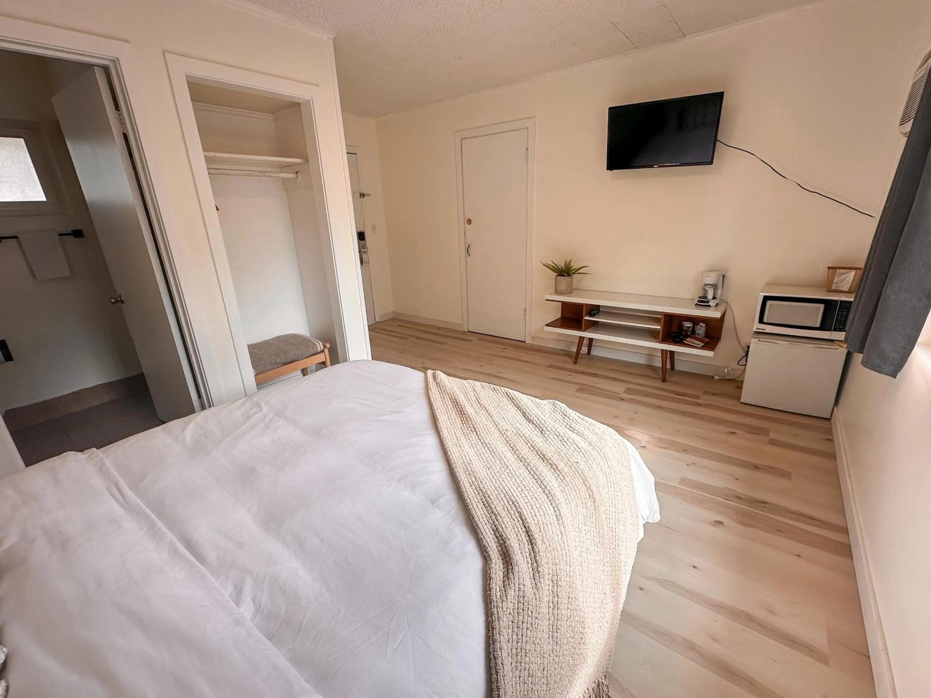 Bed in The Cottage Inn at Mount Shasta