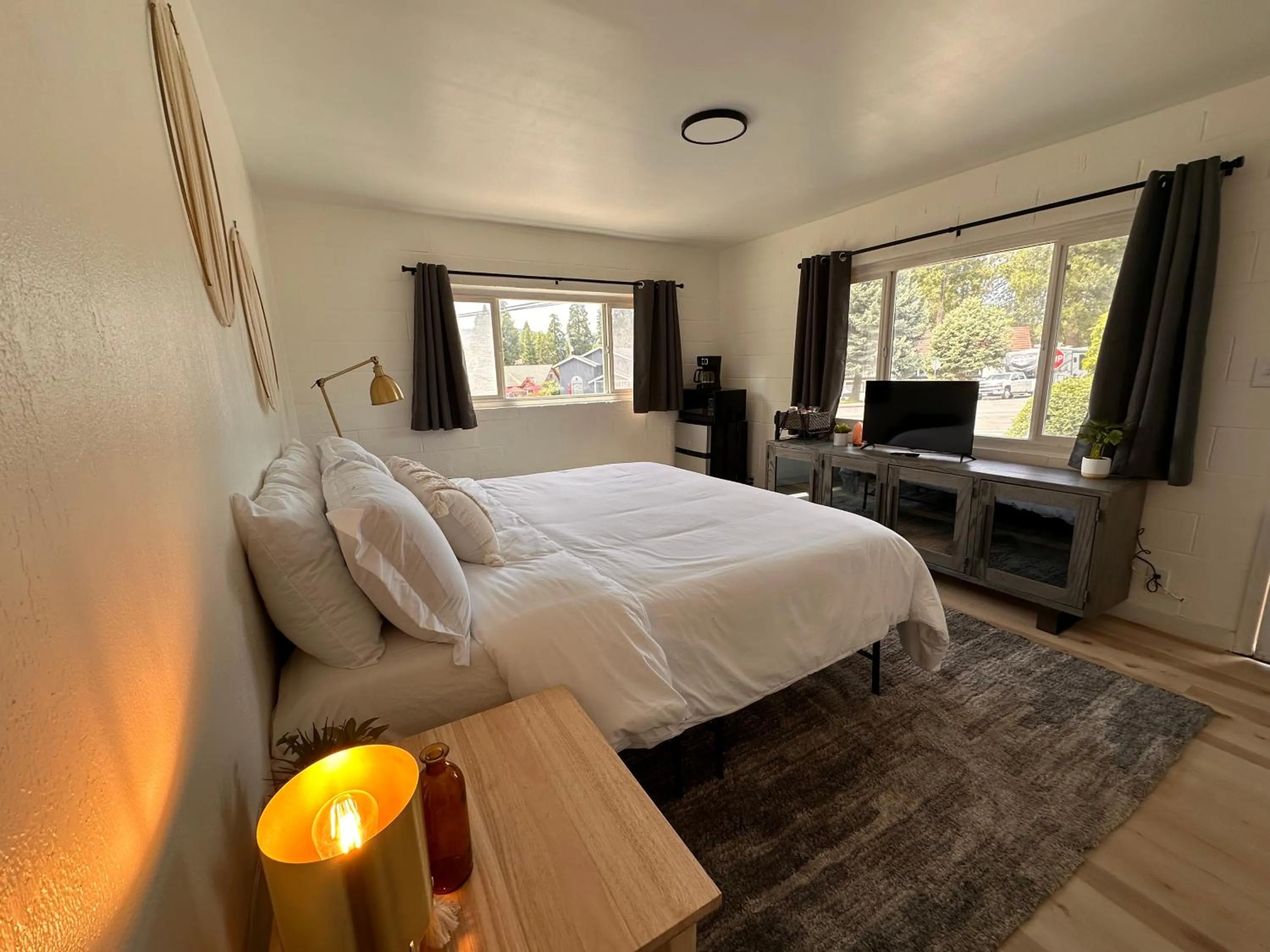 Bed in The Cottage Inn at Mount Shasta