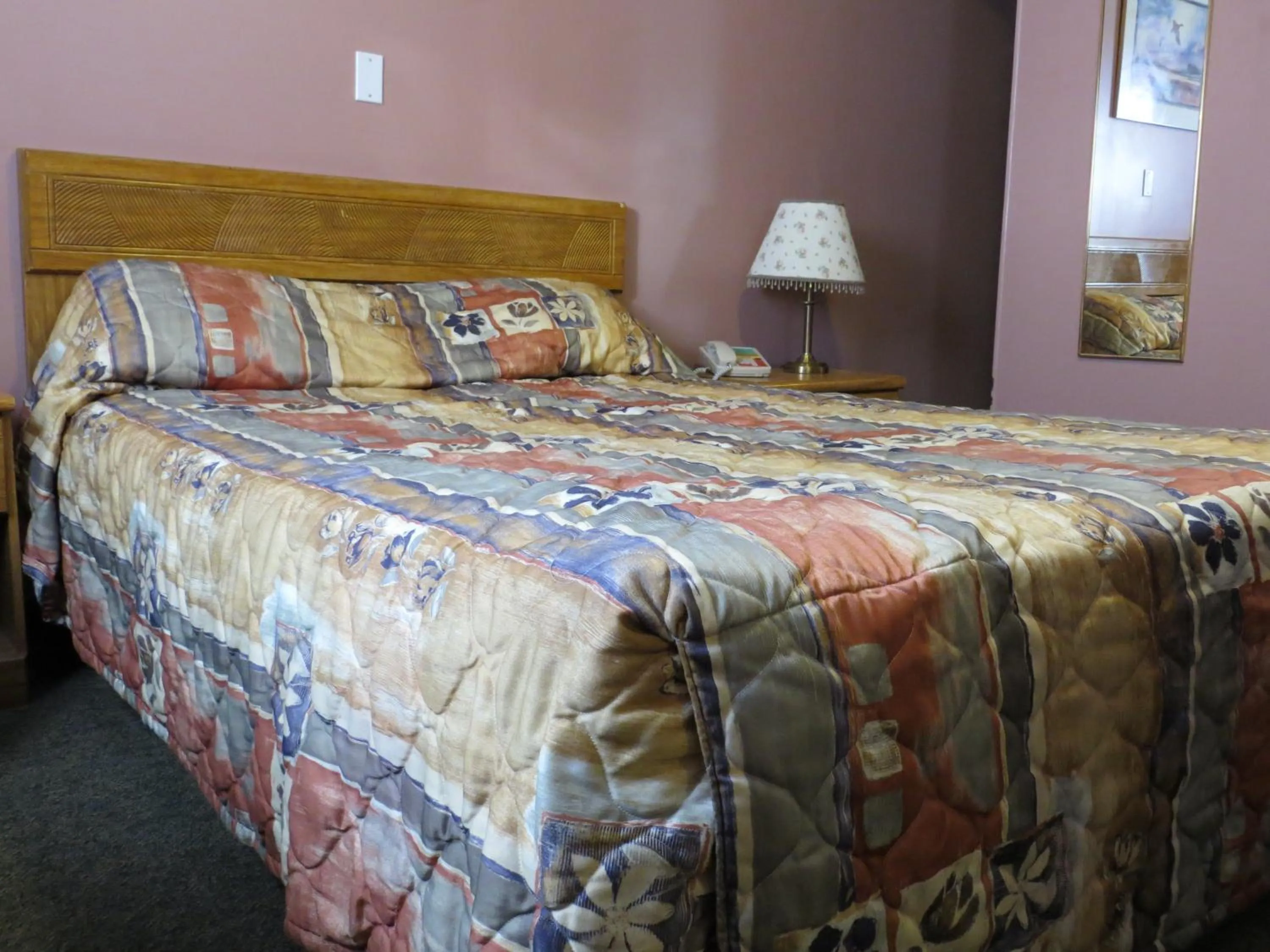 Bed in Kings Inn Orillia