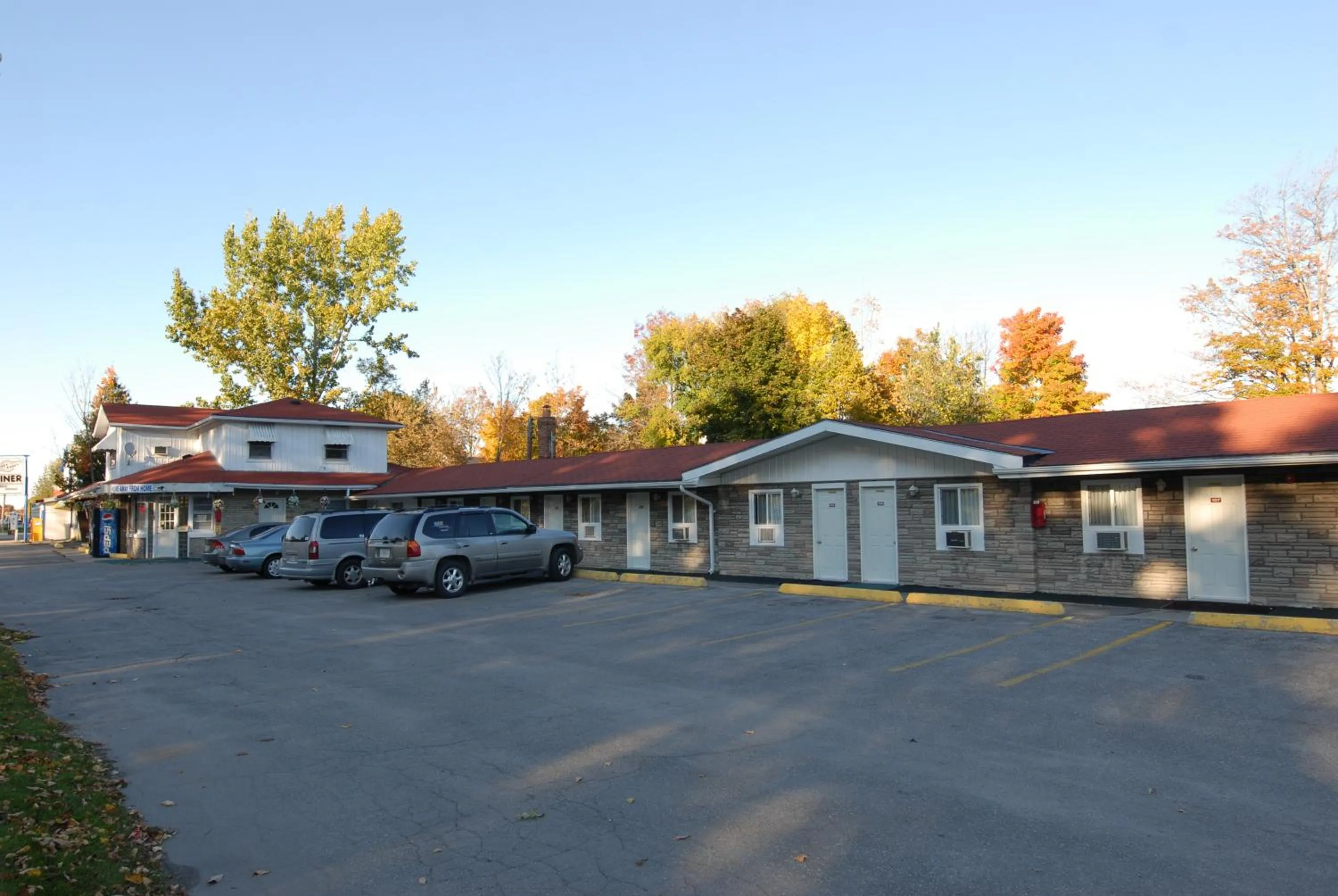 Property building in Kings Inn Orillia