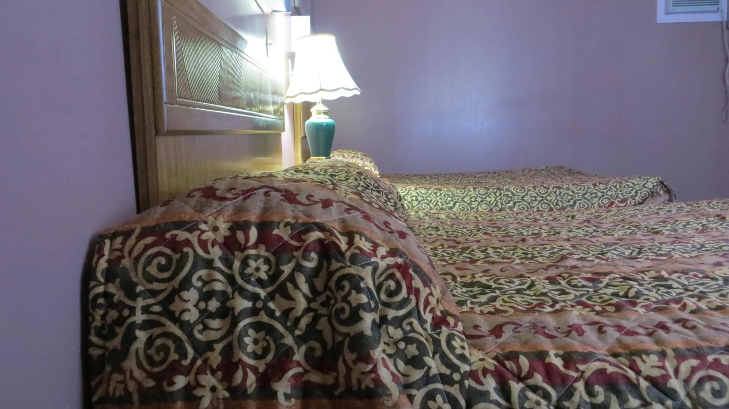 Bed in Kings Inn Orillia