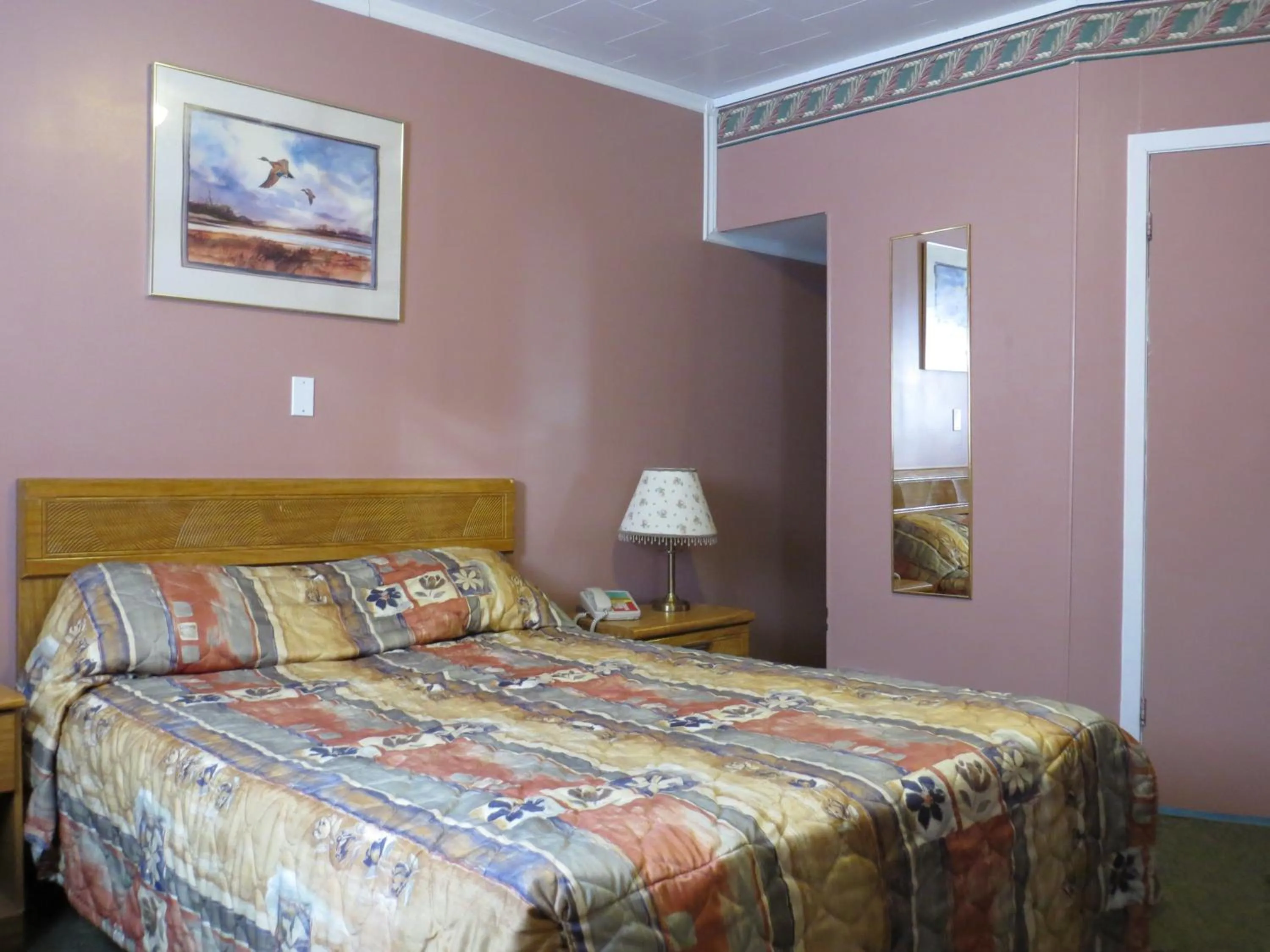 Bed in Kings Inn Orillia