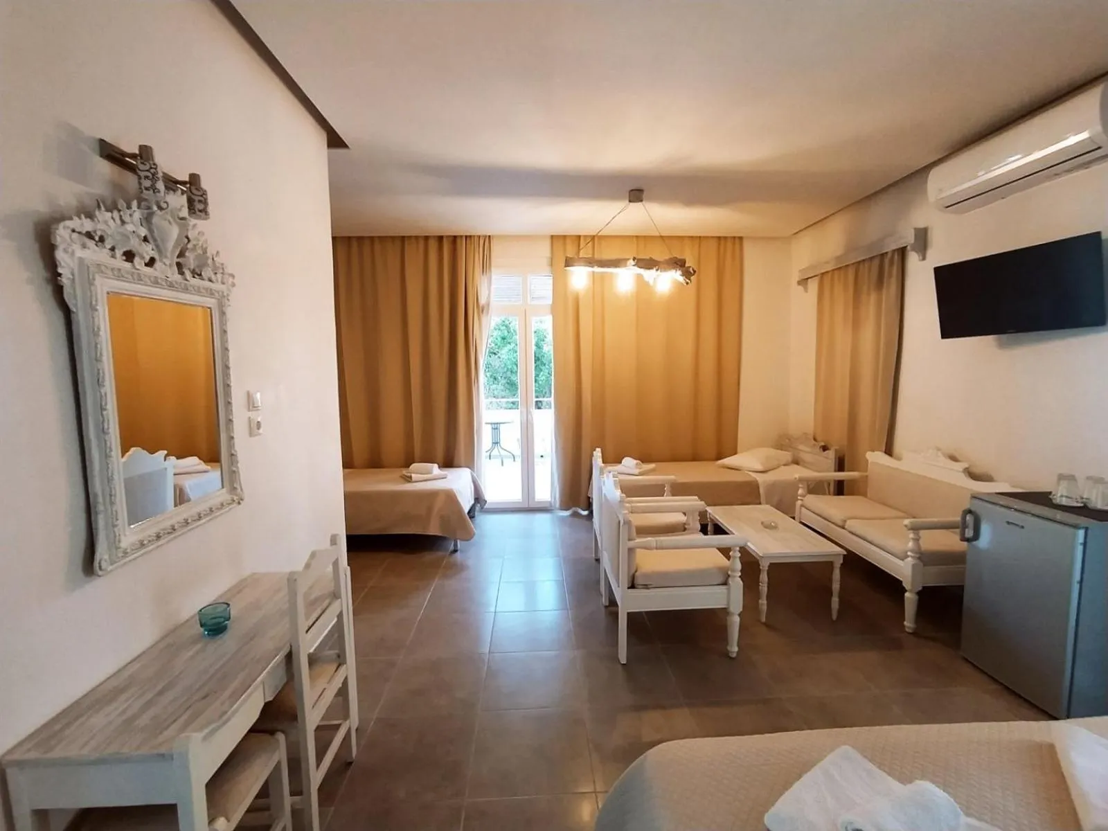 Bedroom, Bed in Amaryllis Hotel