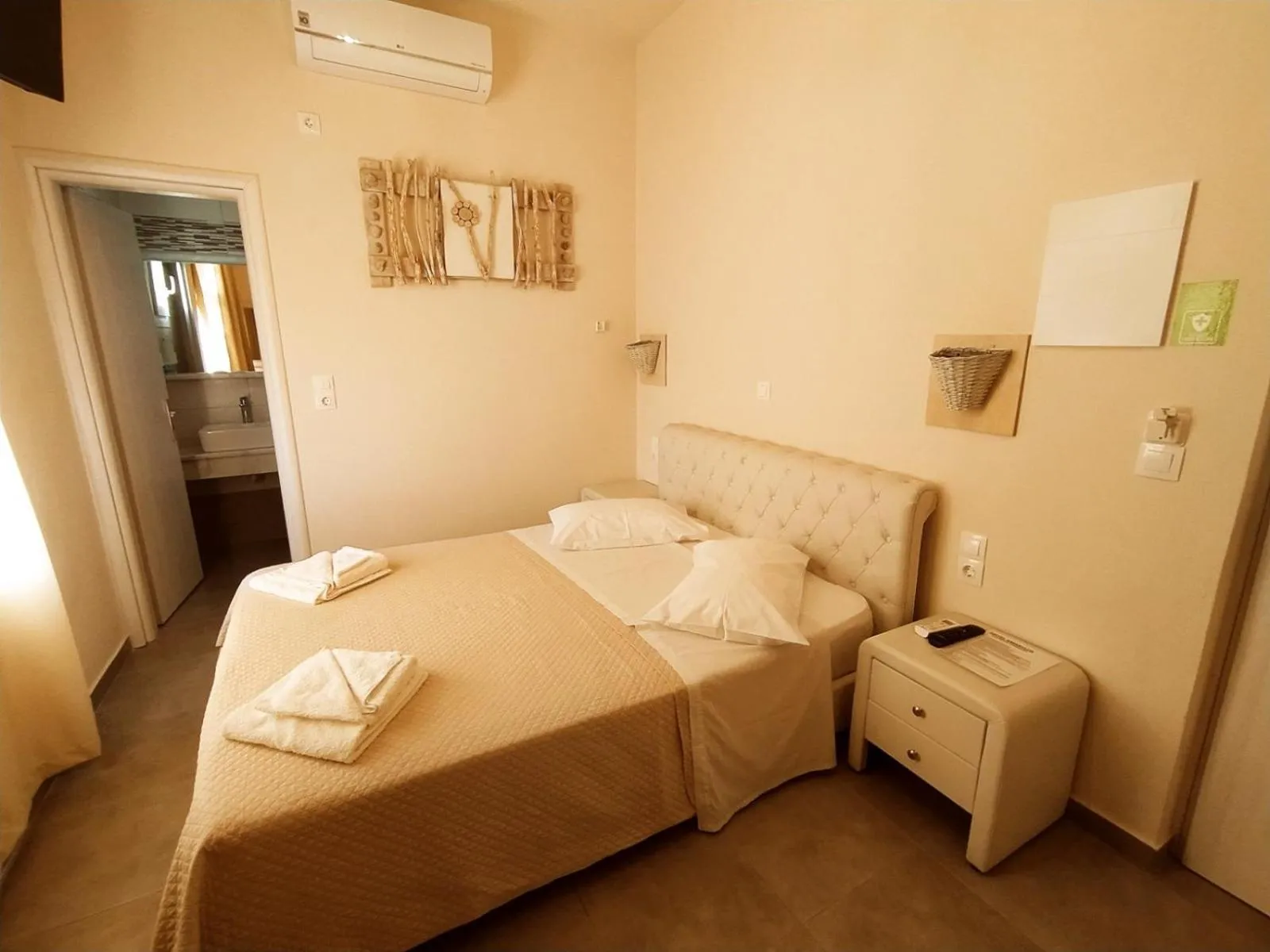 Bedroom, Bed in Amaryllis Hotel