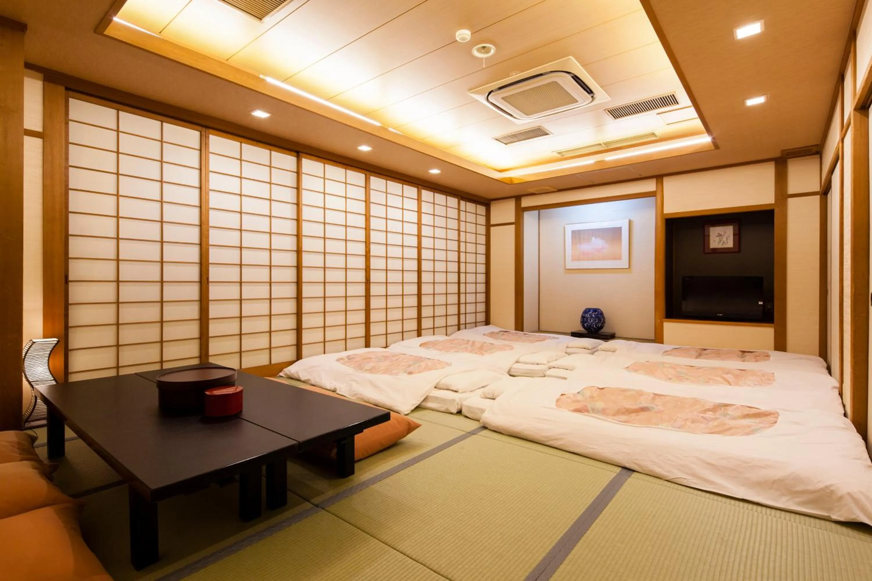 Photo of the whole room, Bed in Yamatoya Honten Ryokan Osaka