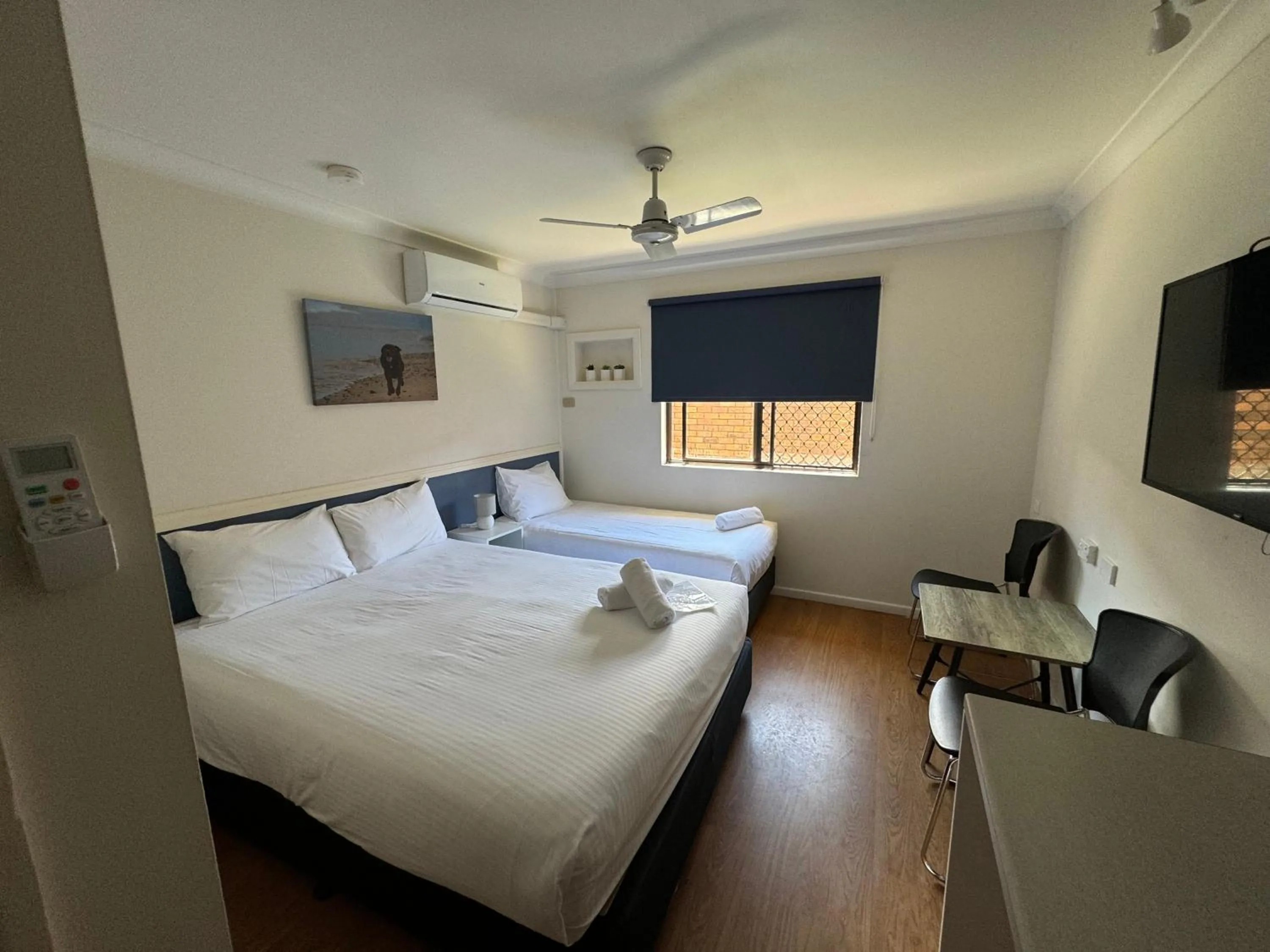 Bedroom, Bed in Toreador Motel