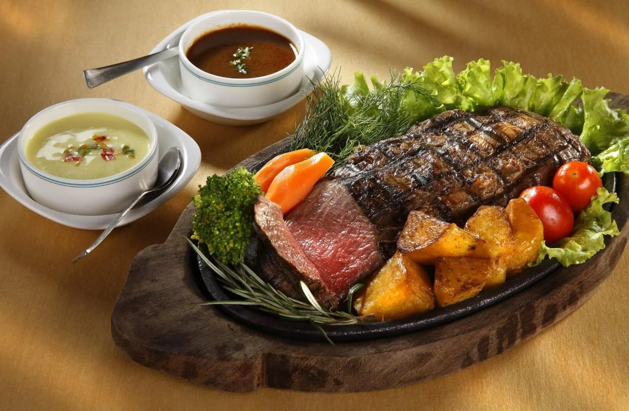 Food and drinks in Abad Plaza