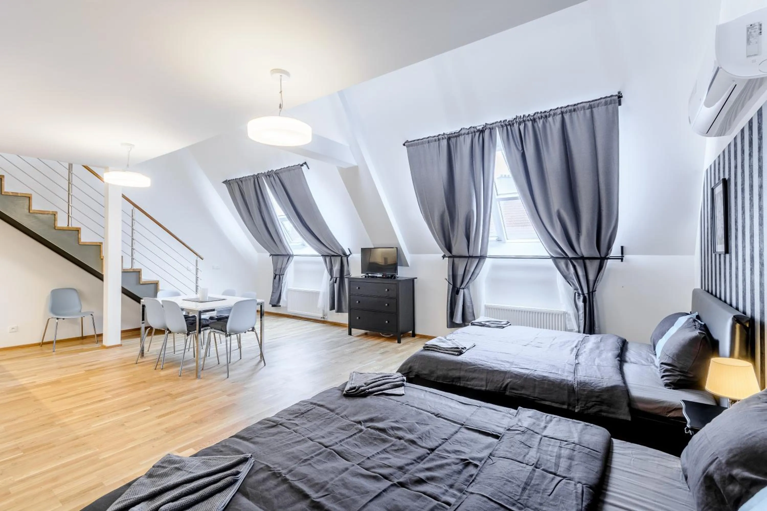 Dining area, Bed in Riverside SPIRIT