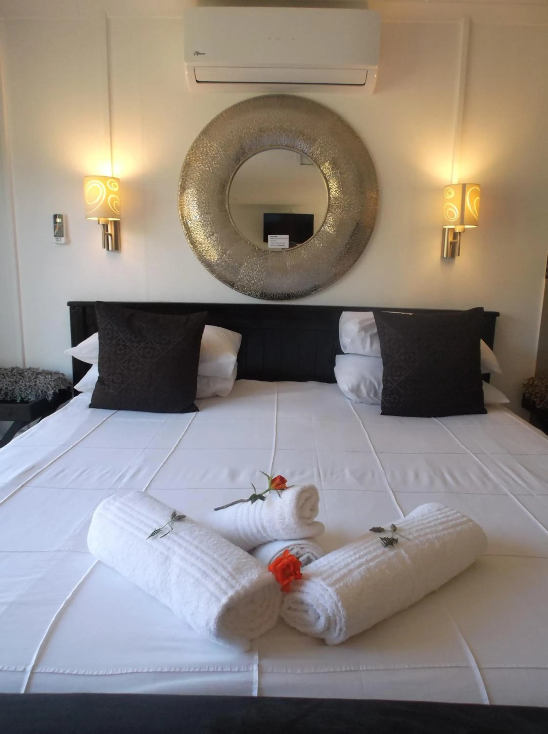 Bed in Old Mill Lodge, Seasonal Working Ostrich Farm & Restaurant, Oudtshoorn
