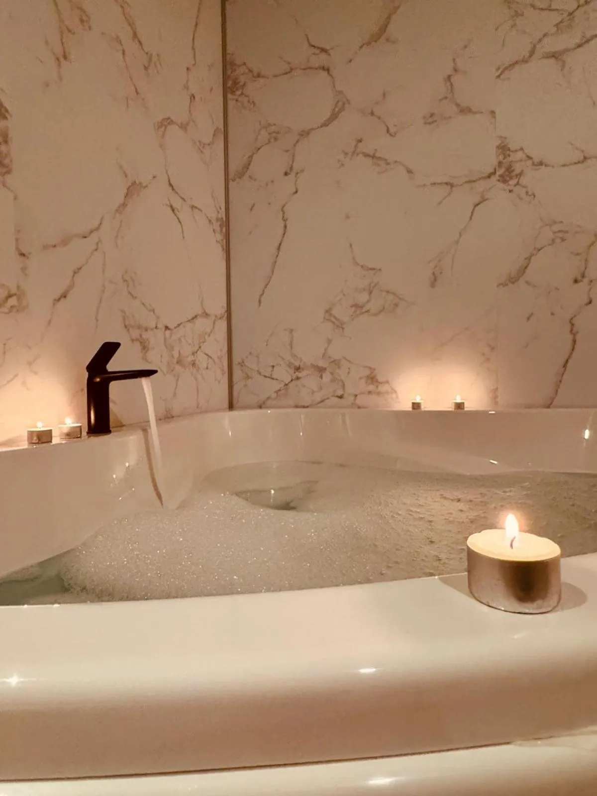 Hot Tub in The Rose Suites