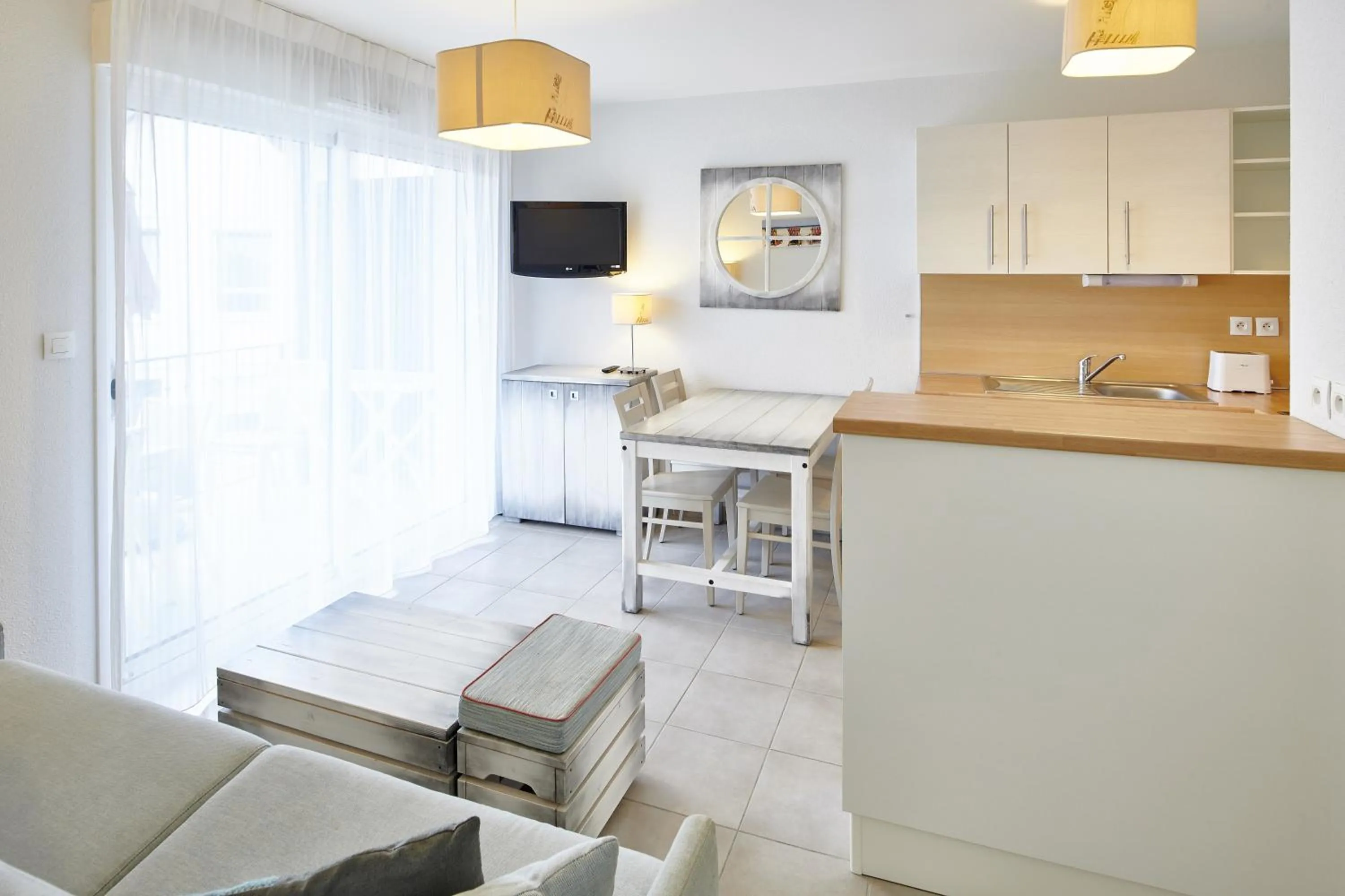 Kitchen or kitchenette in Résidence Vacances Bleues Les Jardins d'Arvor