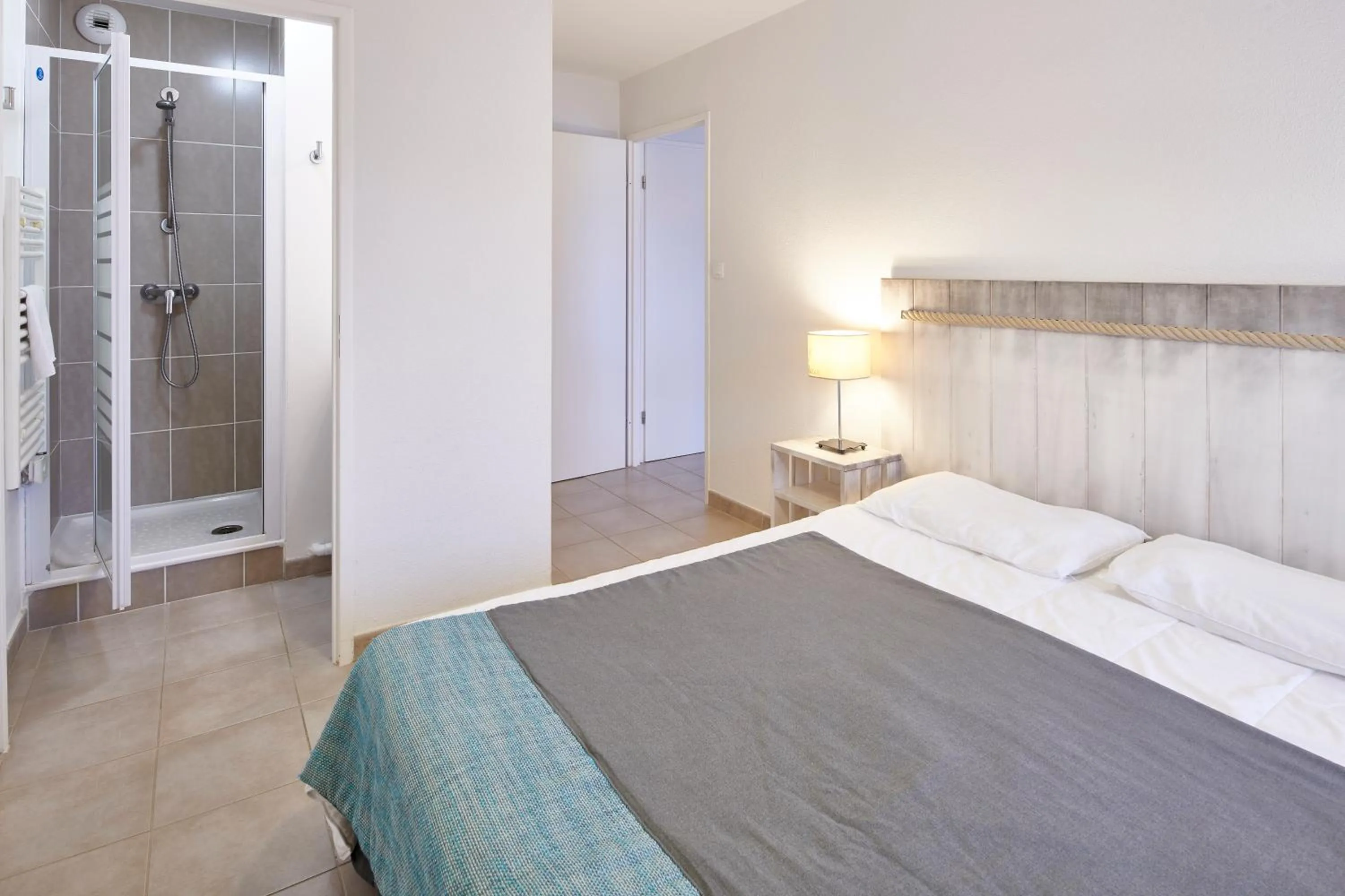 Bathroom, Bed in Résidence Vacances Bleues Les Jardins d'Arvor