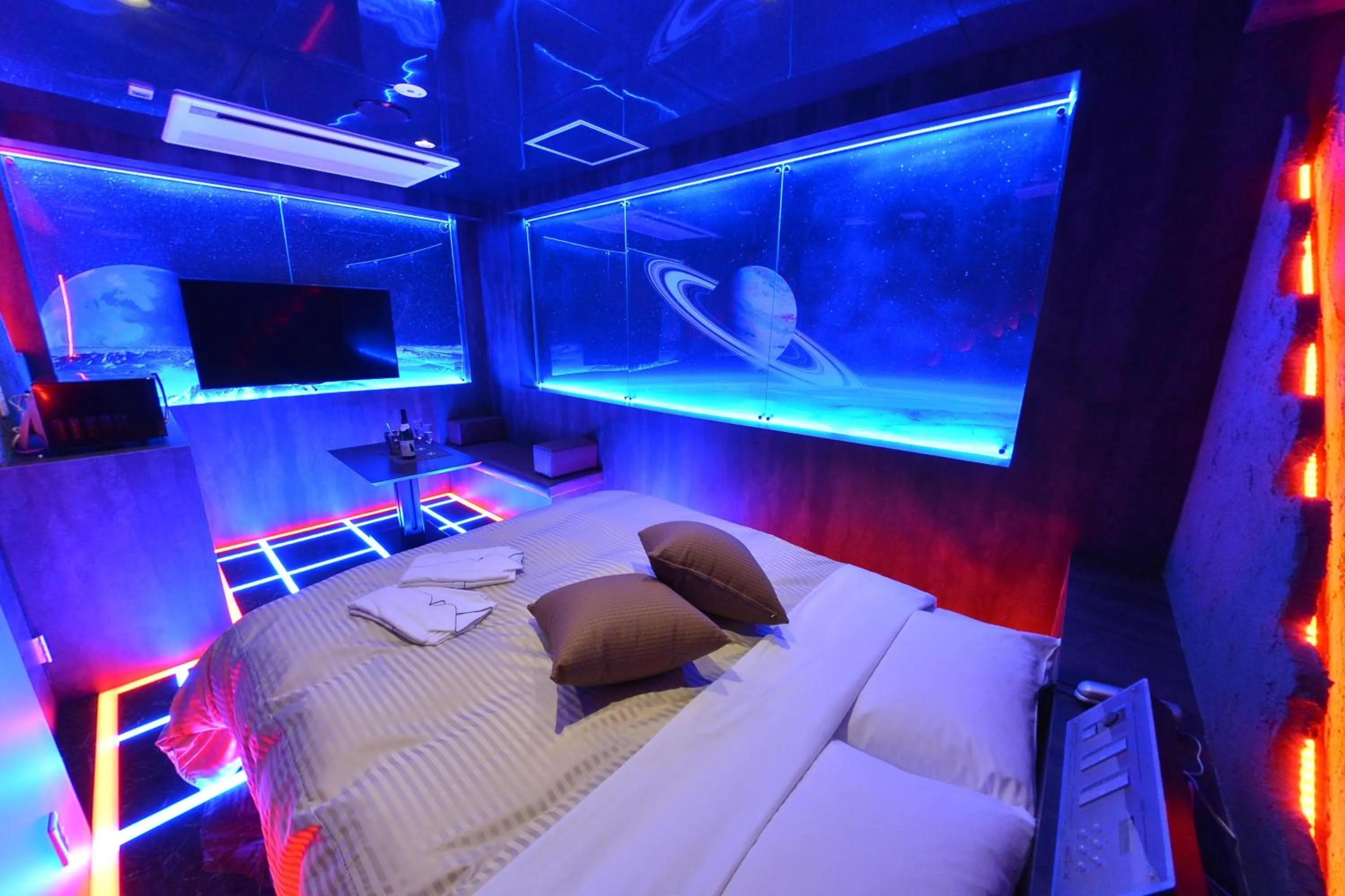 Decorative detail, Bed in Terrace M Yokota Bace ( Adult Only )