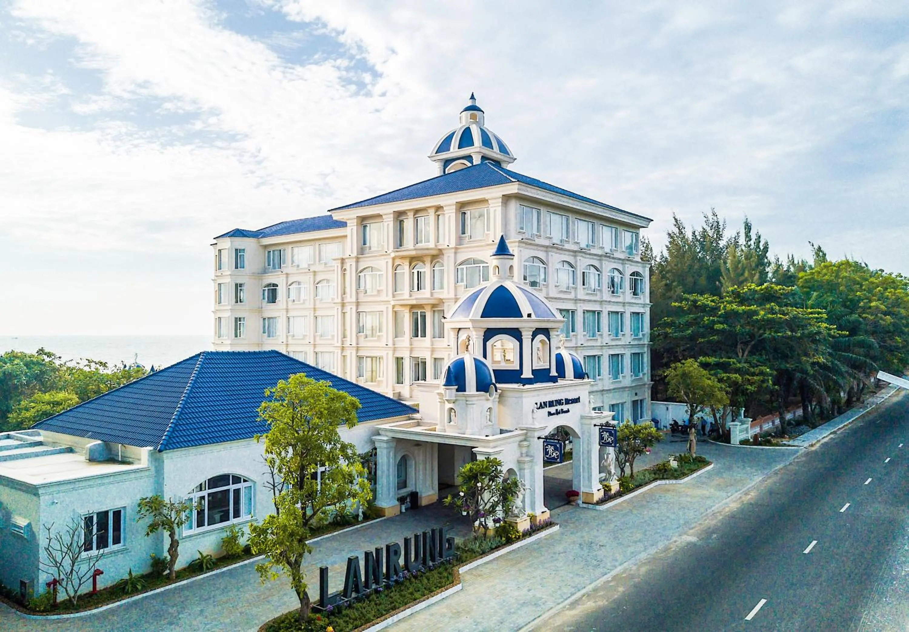 Property building in Lan Rung Beach Resort