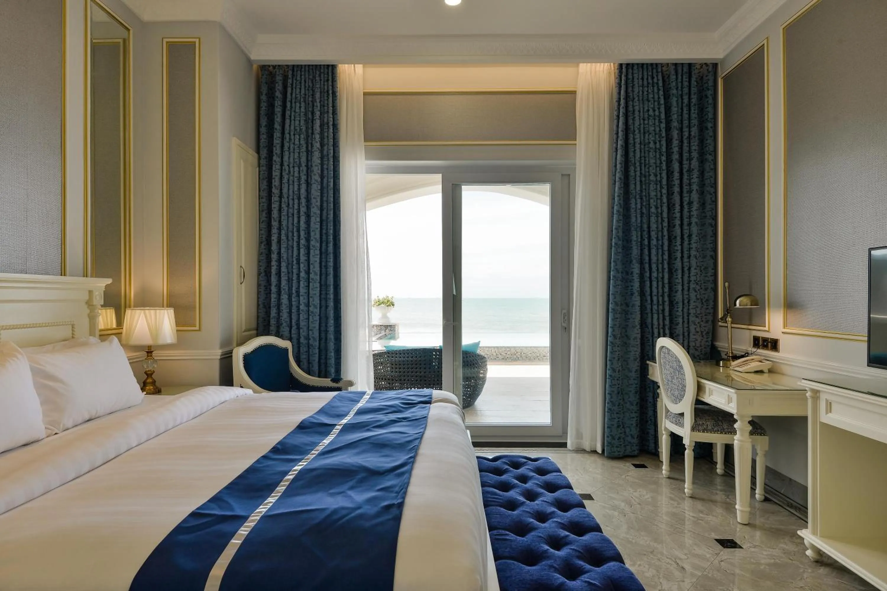 Bedroom, Bed in Lan Rung Beach Resort