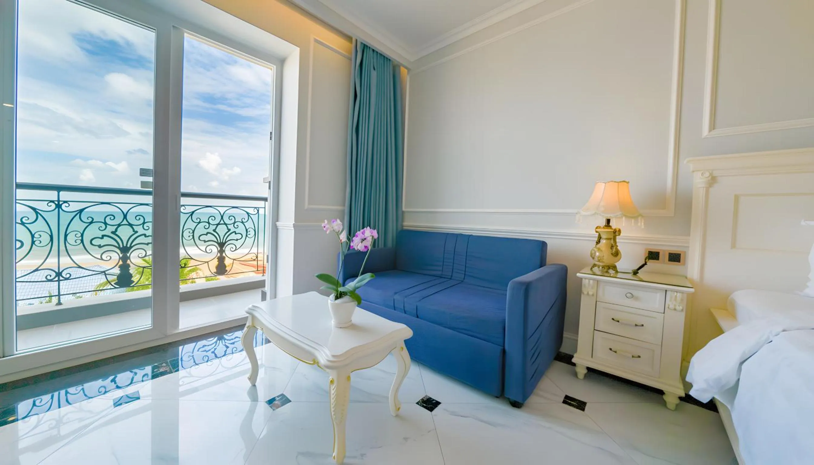 View (from property/room), Bed in Lan Rung Beach Resort