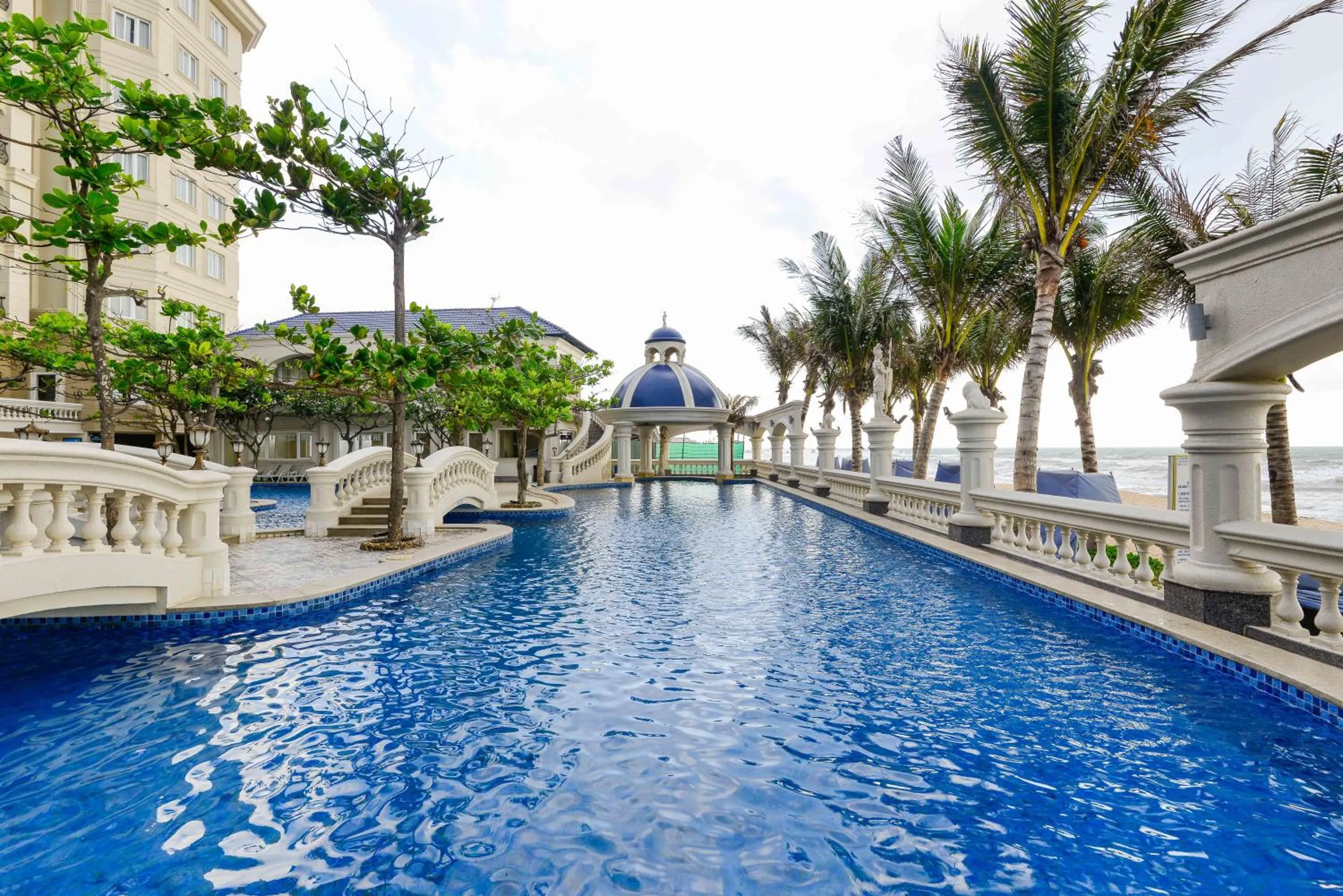 Swimming pool in Lan Rung Beach Resort