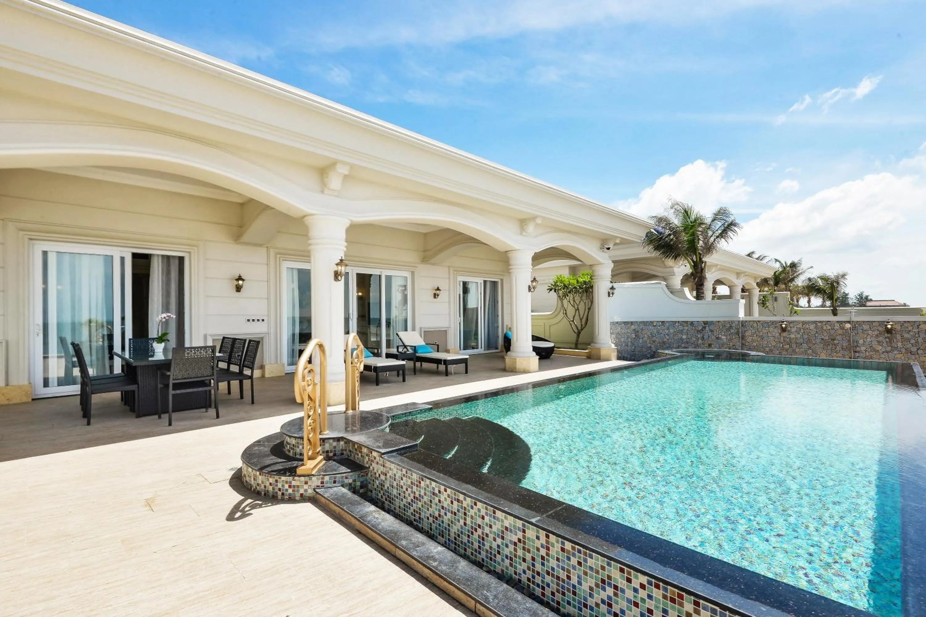 Swimming pool in Lan Rung Beach Resort