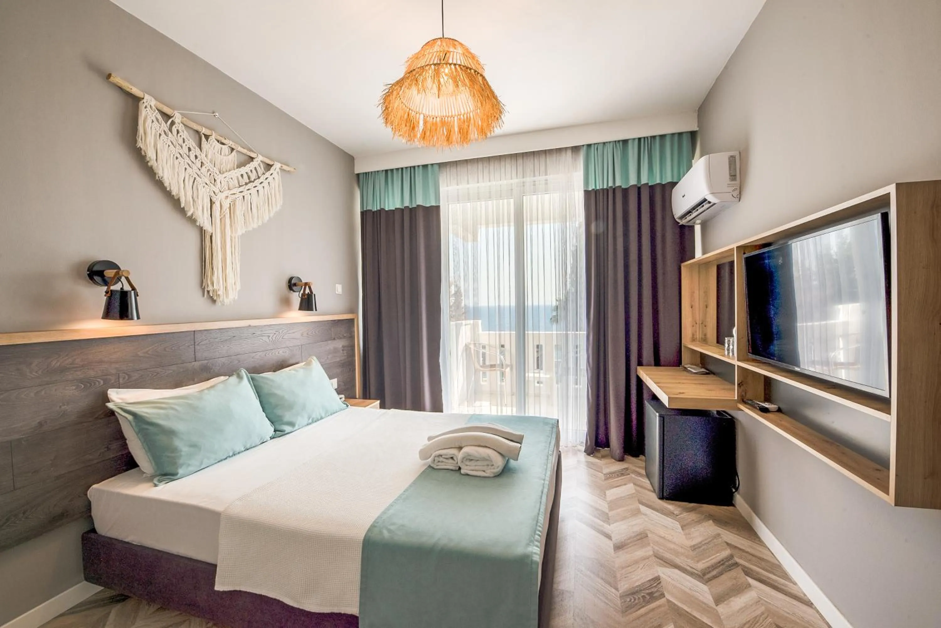 TV and multimedia, Bed in Royal City Hotel